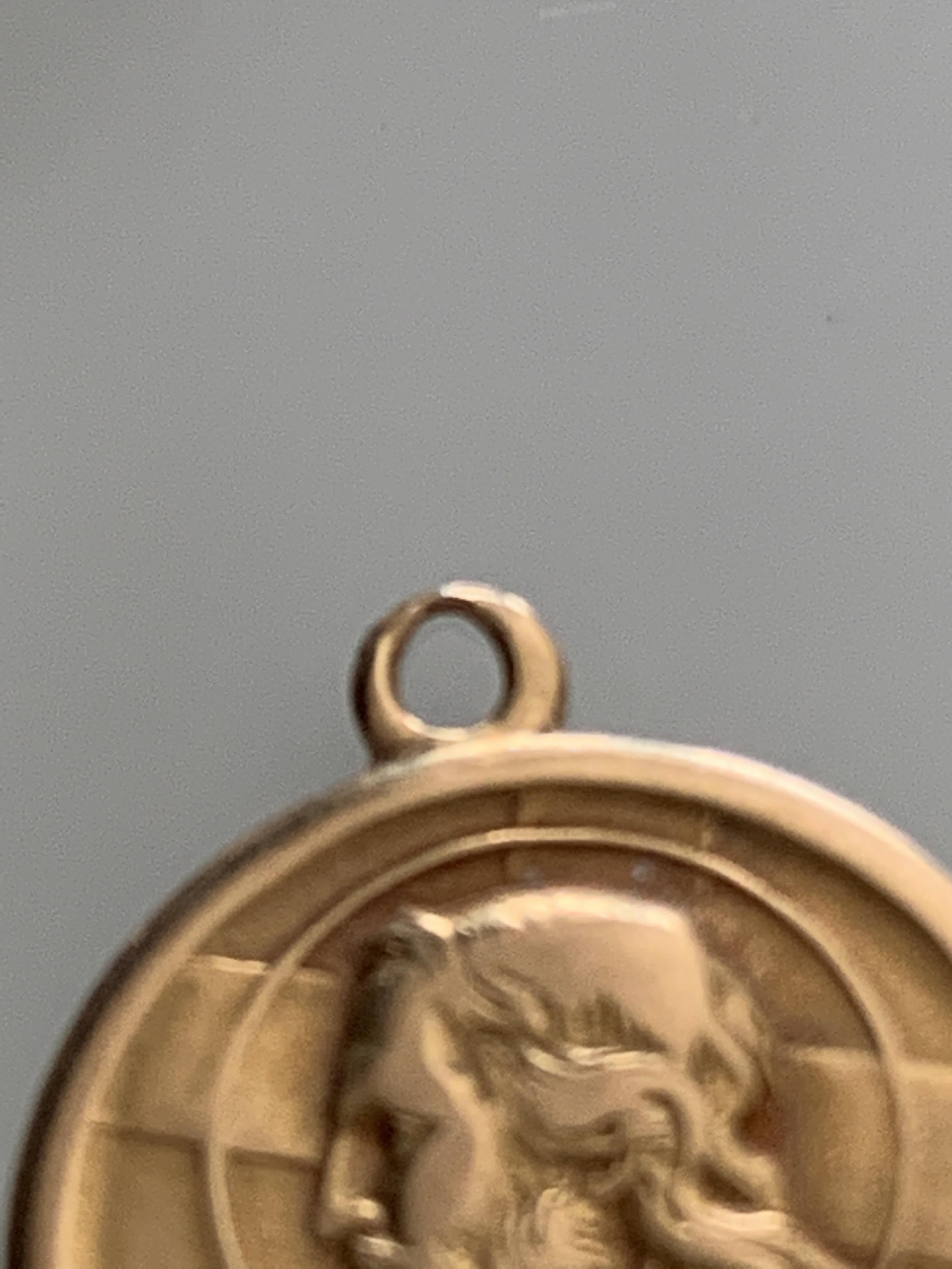 Ciondolo Gesù in oro italiano 18ct in vendita 2