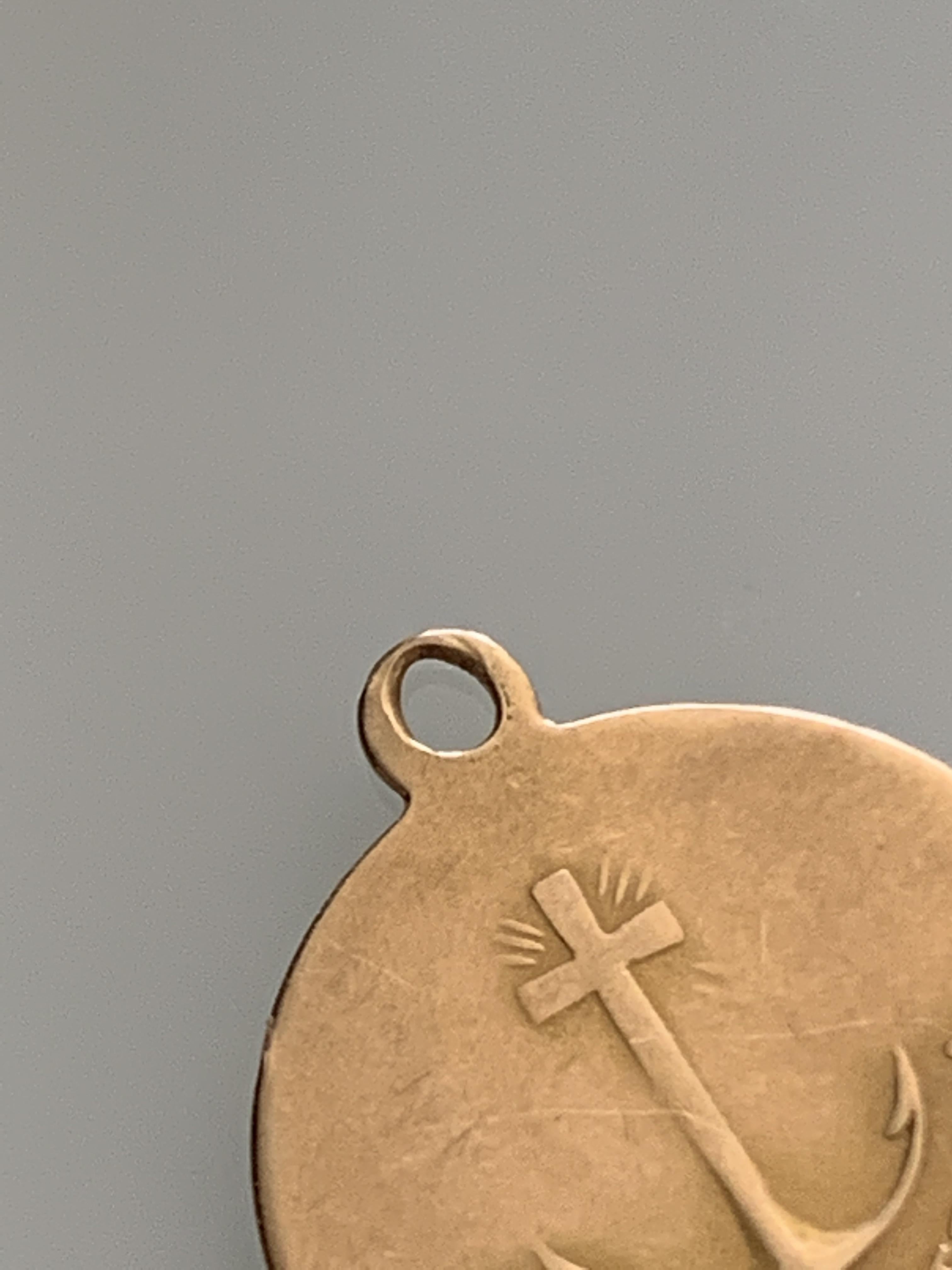 Ciondolo Gesù in oro italiano 18ct in vendita 3