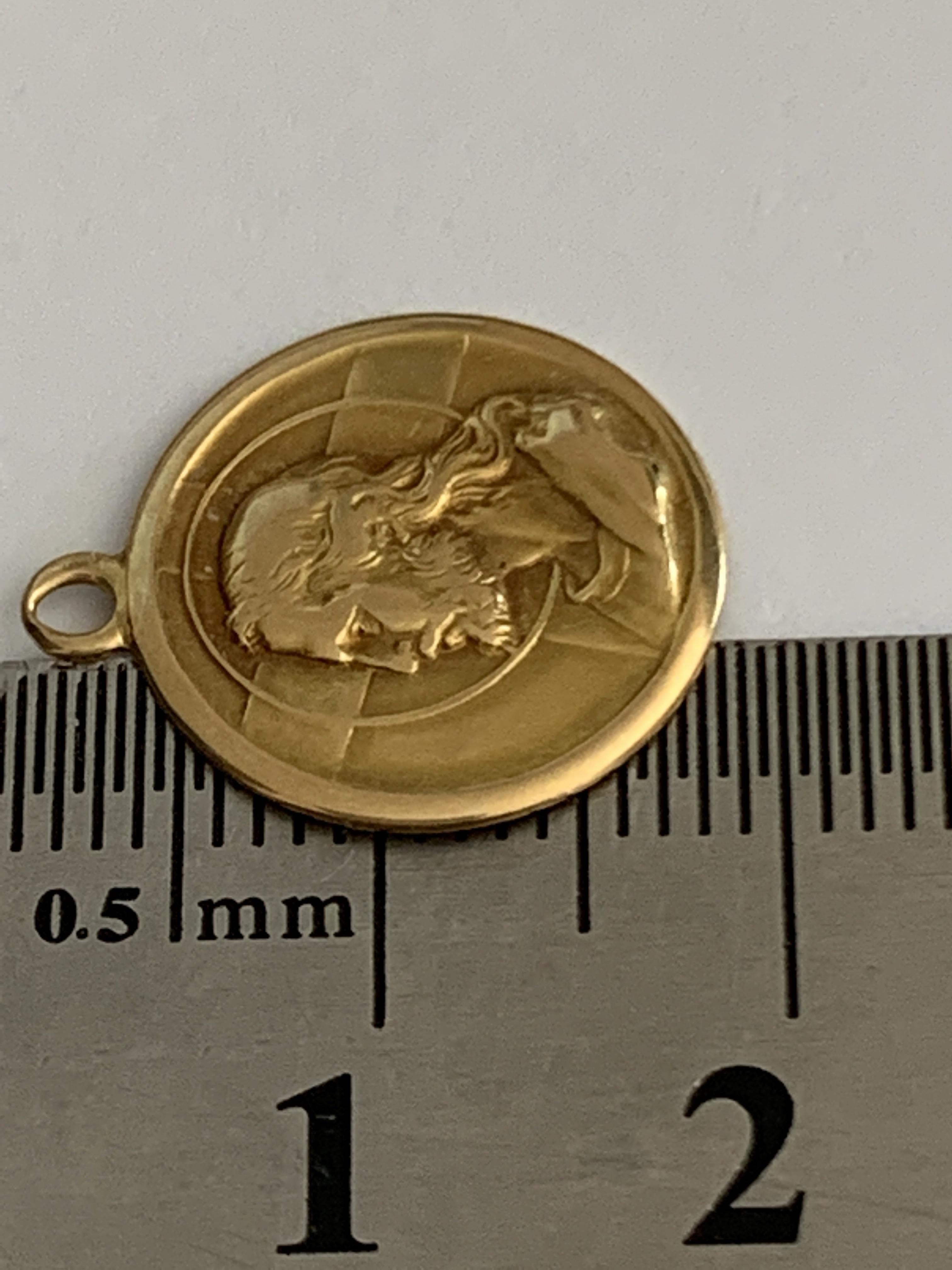 Ciondolo Gesù in oro italiano 18ct in vendita 4
