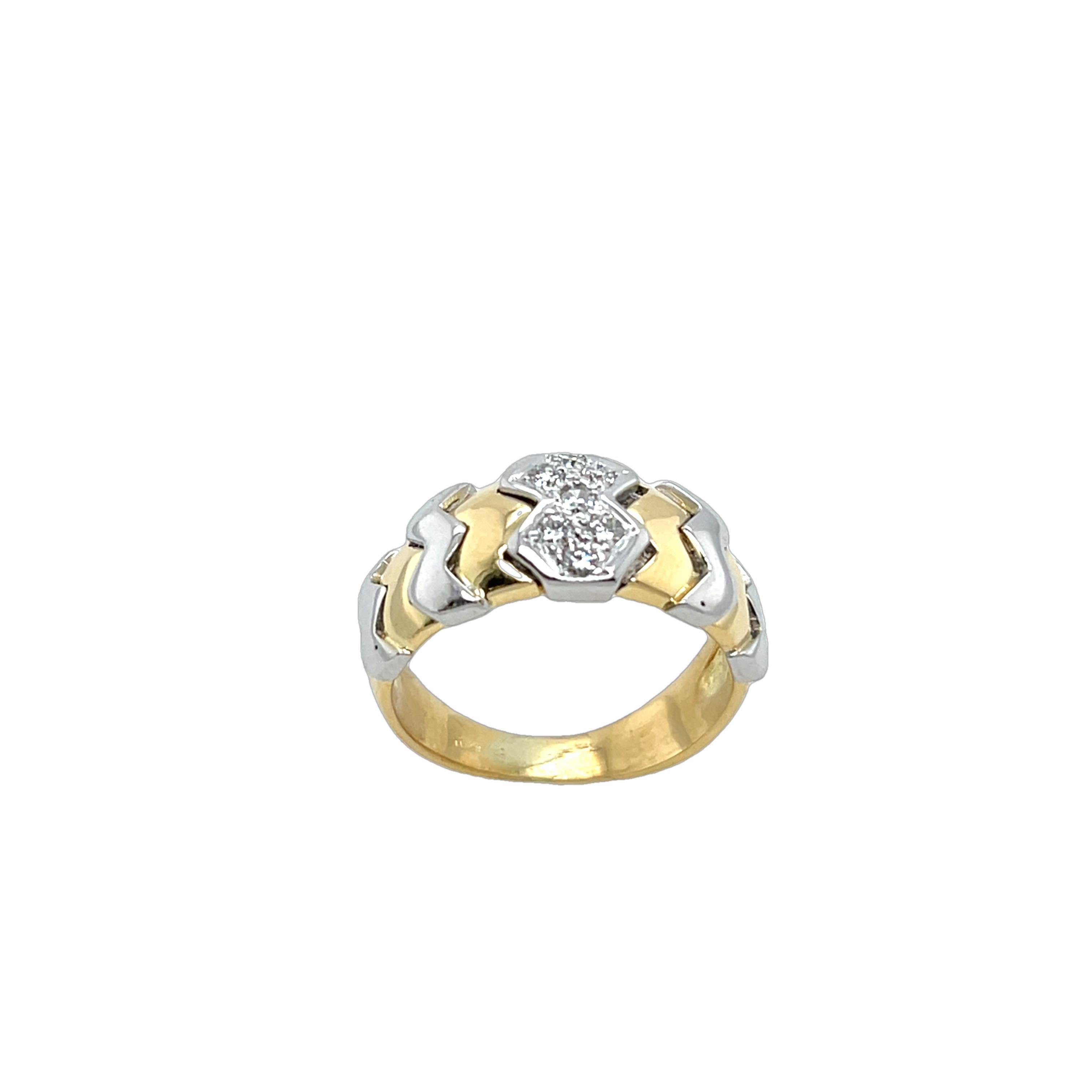 Elegante et intemporelle, cette bague habillée en diamant est réalisée en or jaune et blanc 18ct, 
comporte 0,14 ct de diamants naturels, sertis de manière experte pour en rehausser l'éclat. 
Un choix parfait pour ajouter une touche de