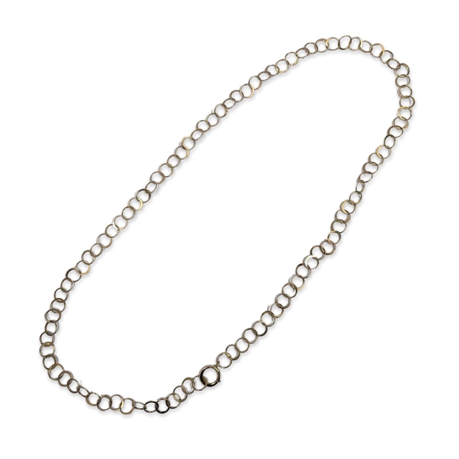 Un étonnant collier italien vintage en or 18 carats conçu avec une série continue de maillons circulaires audacieux qui créent une silhouette élégante et fluide sur l'ensemble des 34 pouces. Les larges maillons ronds de 11,36 mm offrent une présence