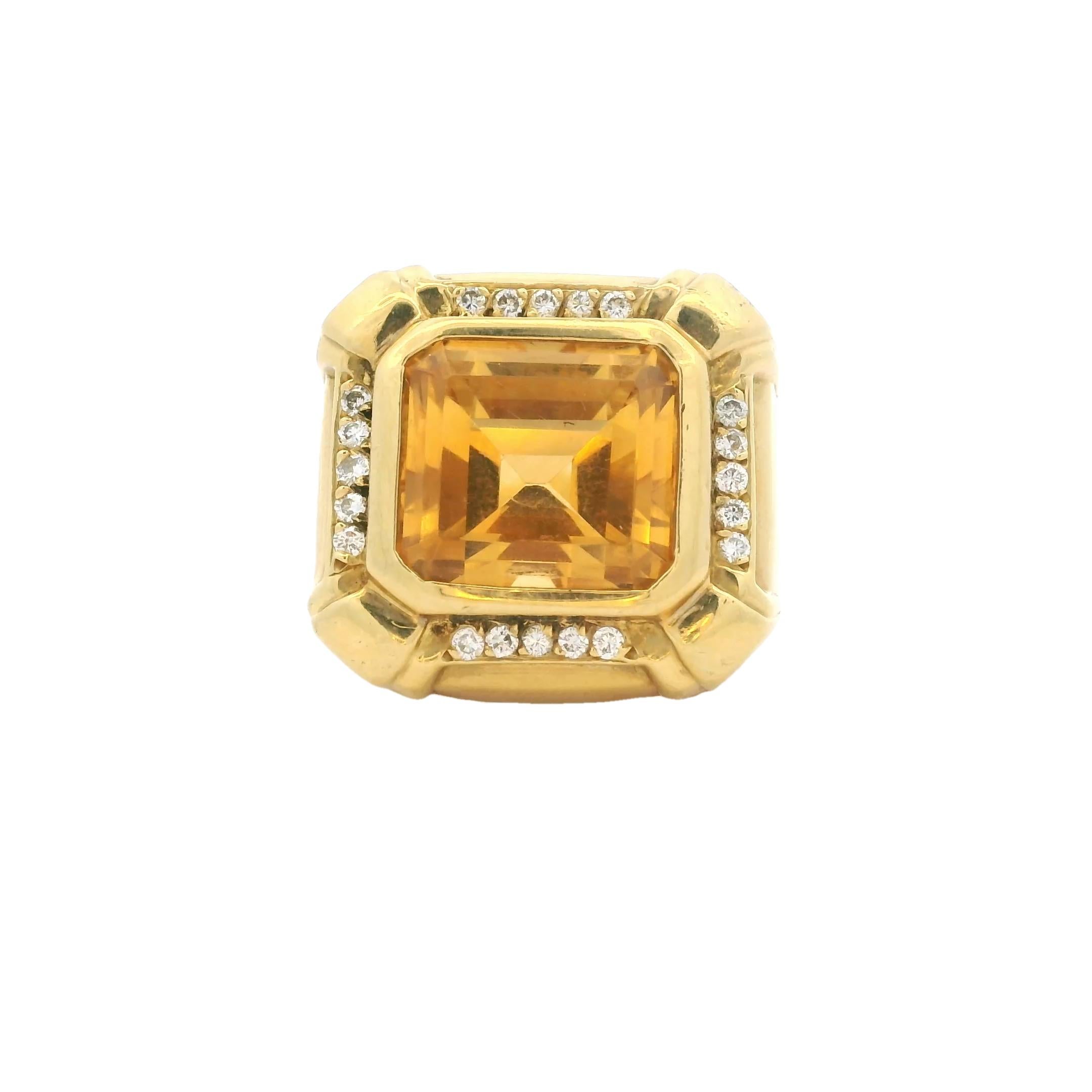 Dieser kühne Cocktailring aus 18 Karat Gelbgold zelebriert auf eindrucksvolle Weise das Design der italienischen Moderne und ist ein skulpturales Statement für Luxus und Macht. In seinem Zentrum sitzt ein spektakulärer 10-karätiger Citrin im