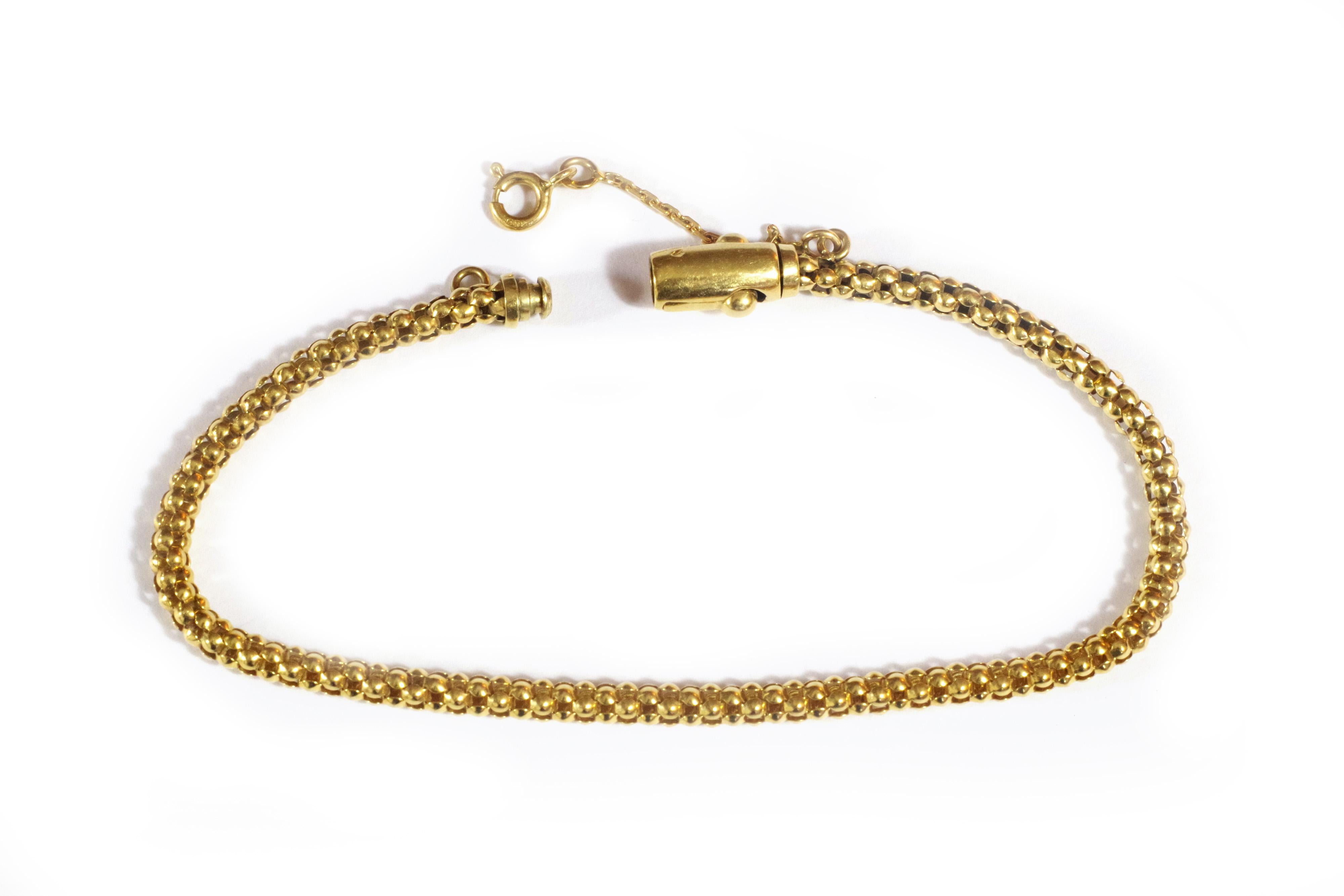 Italian gold bracelet attributed to Chimento

Vintage italian gold bracelet in 18 karats yellow gold with flexible and extensible fancy links. Clasp with cylindrical shape and safety chain. Bracelet attributed to Chimento, the Italian House, work