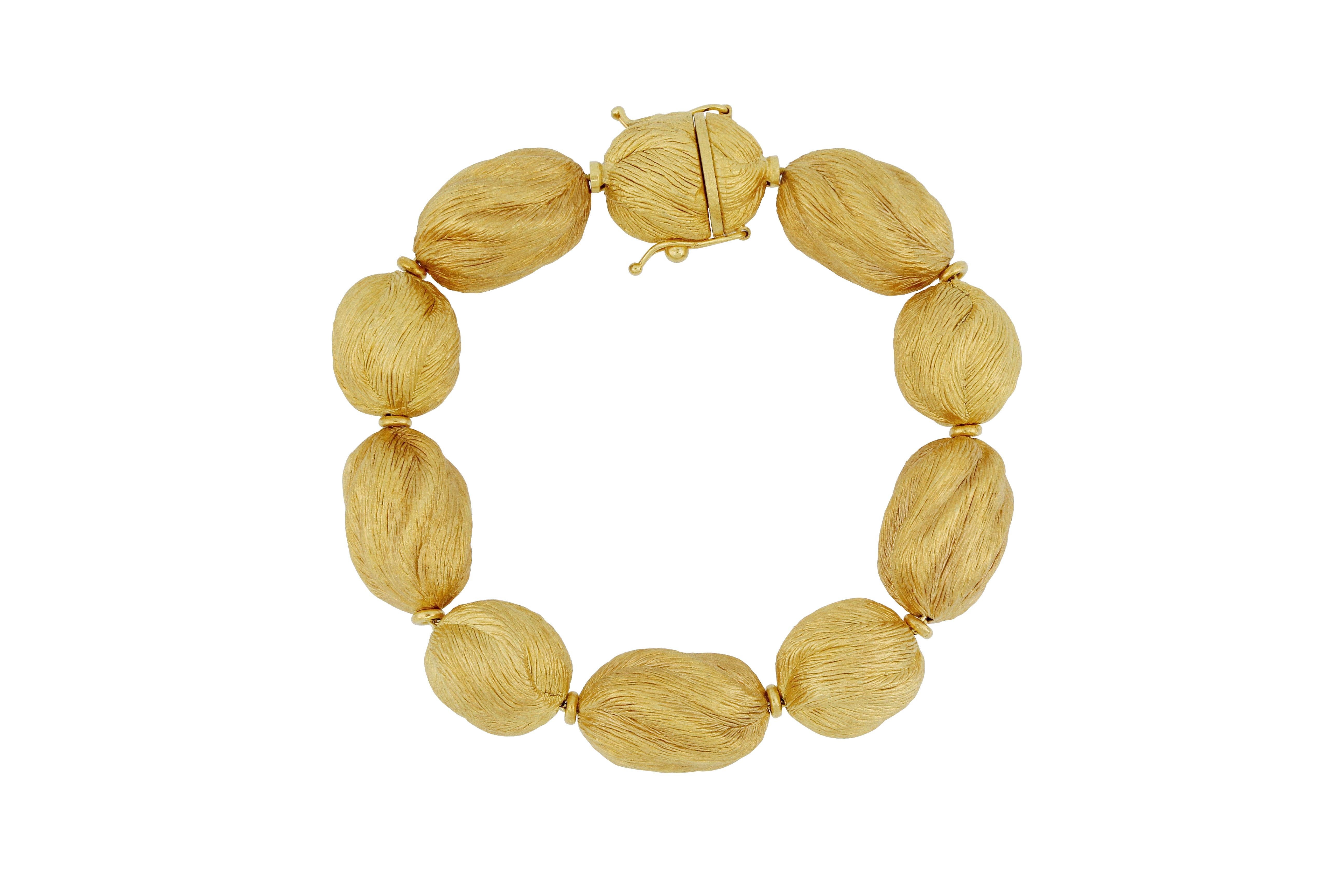 Un bracelet très spécial en or 18 carats， conçu et fabriqué en Italie. Ce bijou est composé de pièces en or jaune brossé de forme irrégulière 