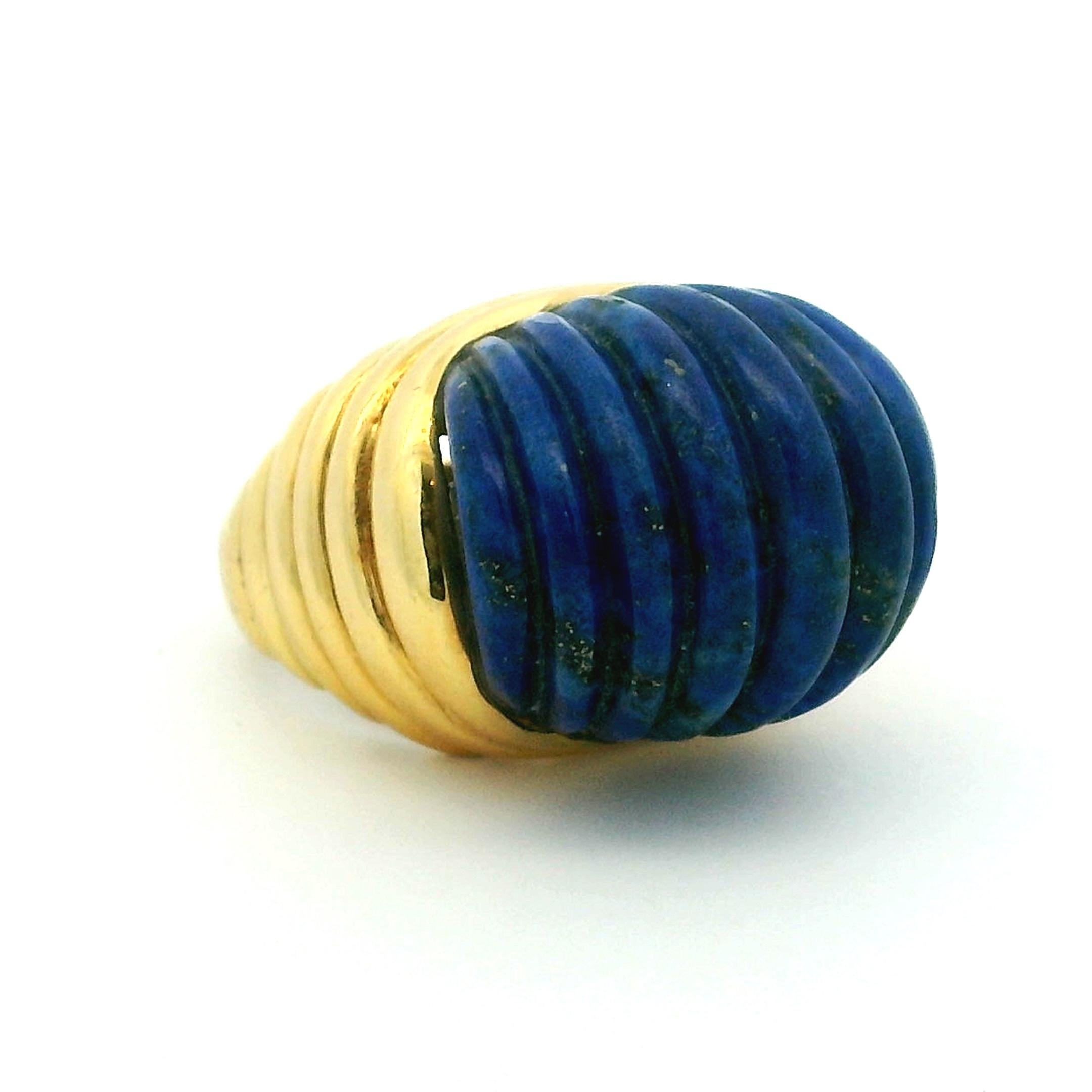 Italian 18K Gold Carved Lapis Lazuli Bombe Ring, 1970s Modernist Statement Desig in vendita 4