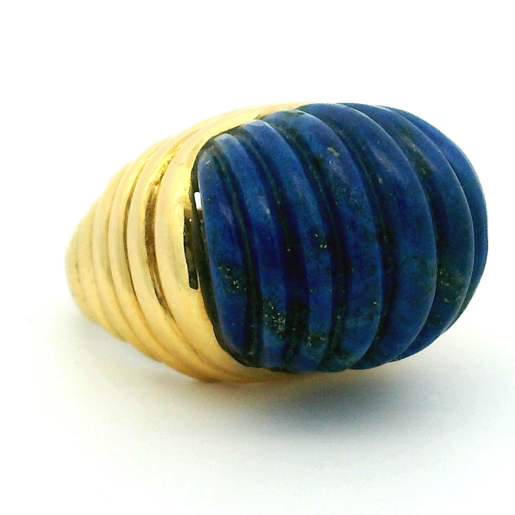 Italian 18K Gold Carved Lapis Lazuli Bombe Ring, 1970s Modernist Statement Desig in vendita 5