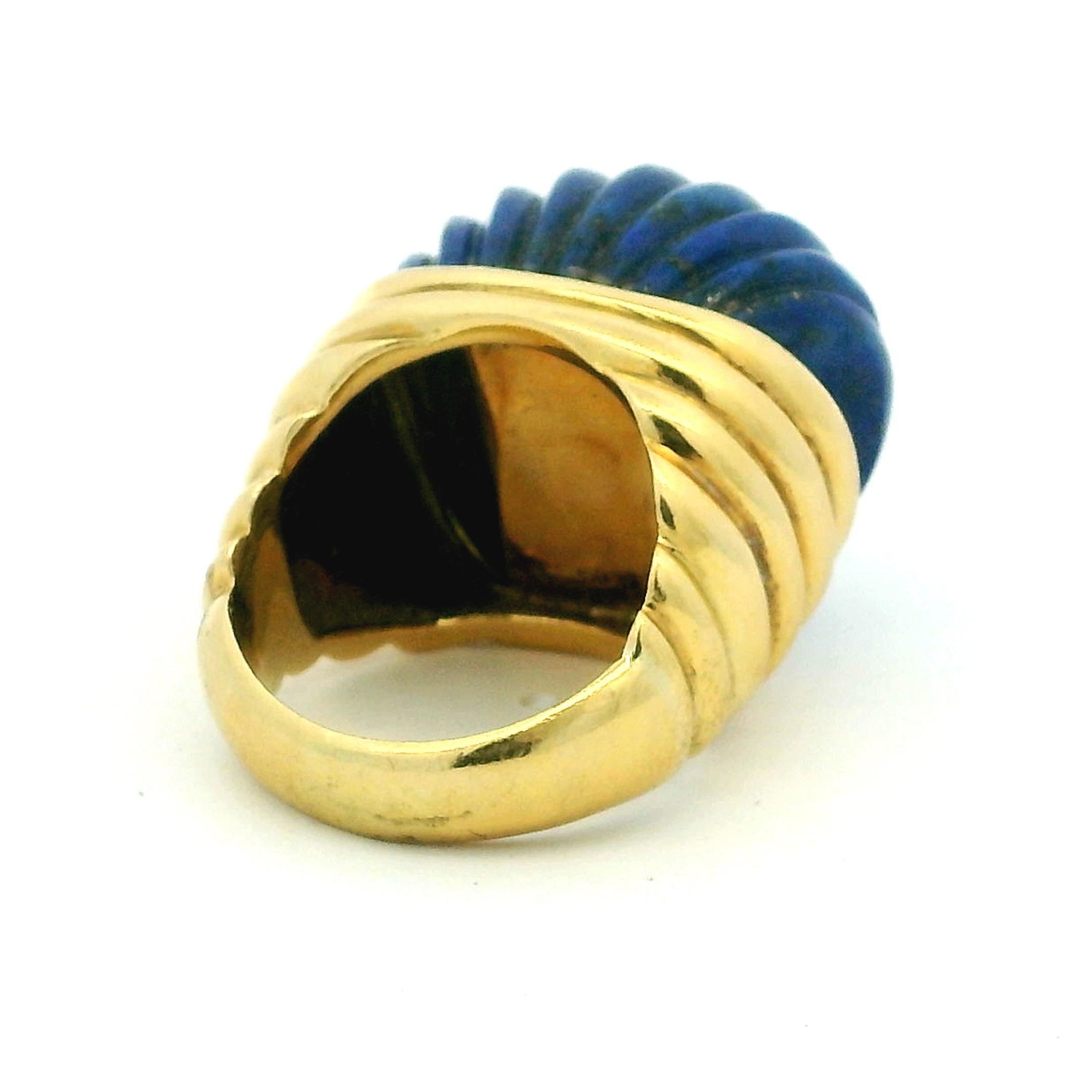 Cabochon Italian 18K Gold Carved Lapis Lazuli Bombe Ring, 1970s Modernist Statement Desig in vendita
