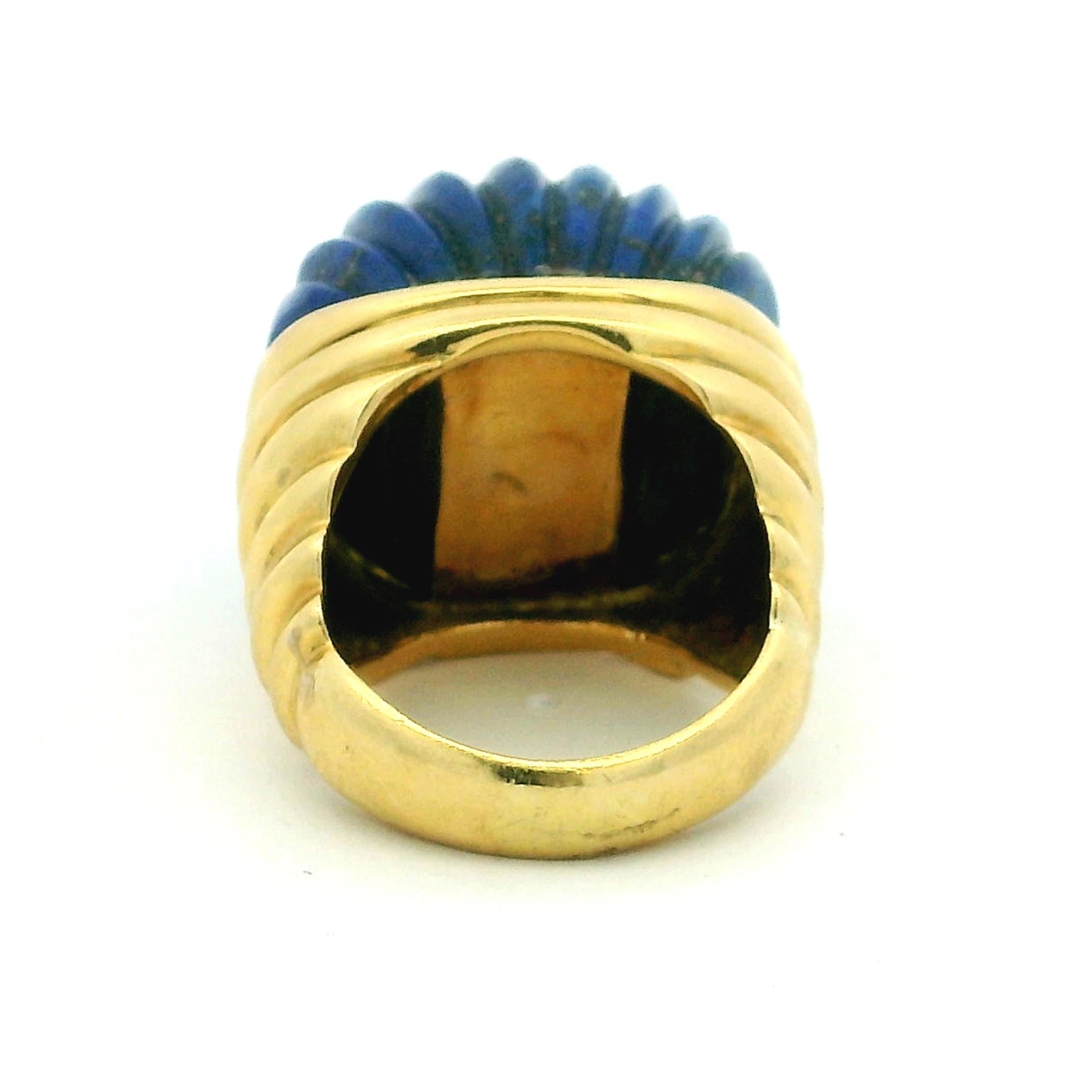 Italian 18K Gold Carved Lapis Lazuli Bombe Ring, 1970s Modernist Statement Desig In condizioni ottime in vendita a Miami, FL