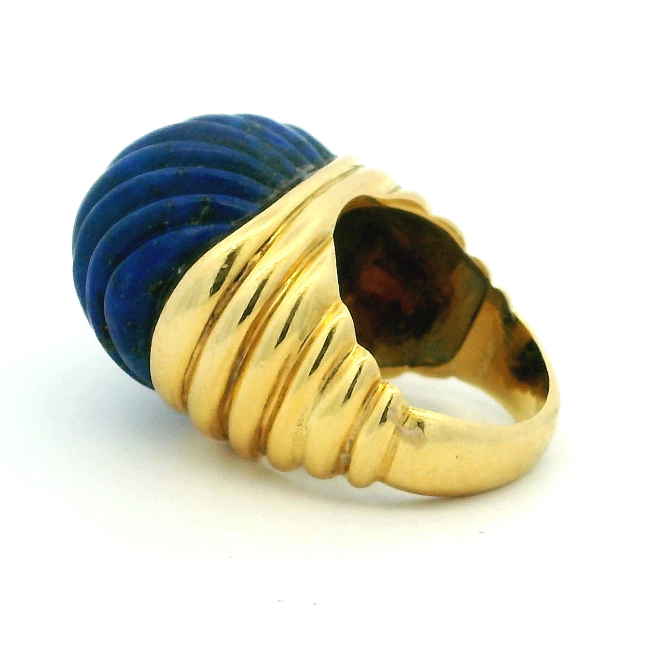Donna Italian 18K Gold Carved Lapis Lazuli Bombe Ring, 1970s Modernist Statement Desig in vendita