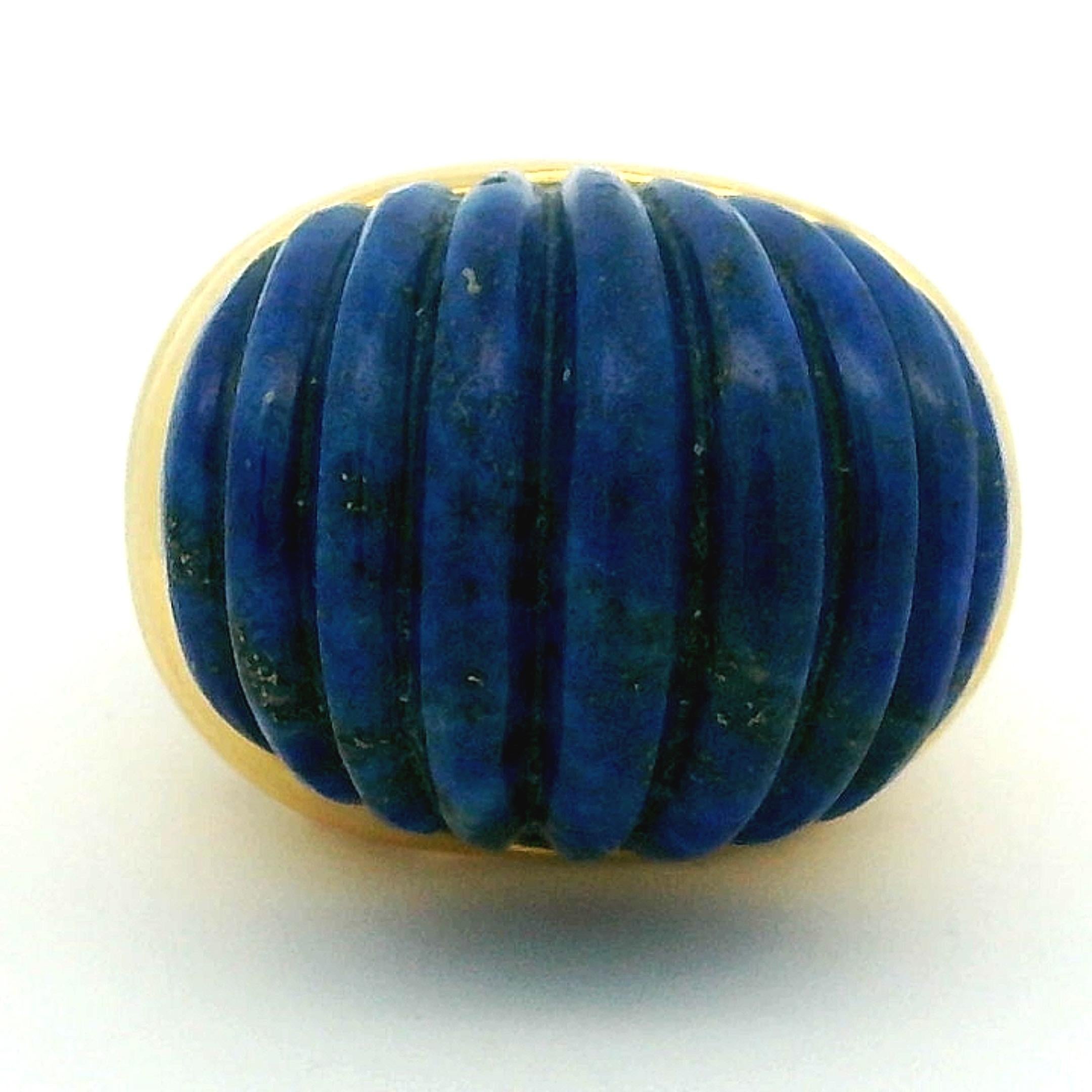Italian 18K Gold Carved Lapis Lazuli Bombe Ring, 1970s Modernist Statement Desig in vendita 3