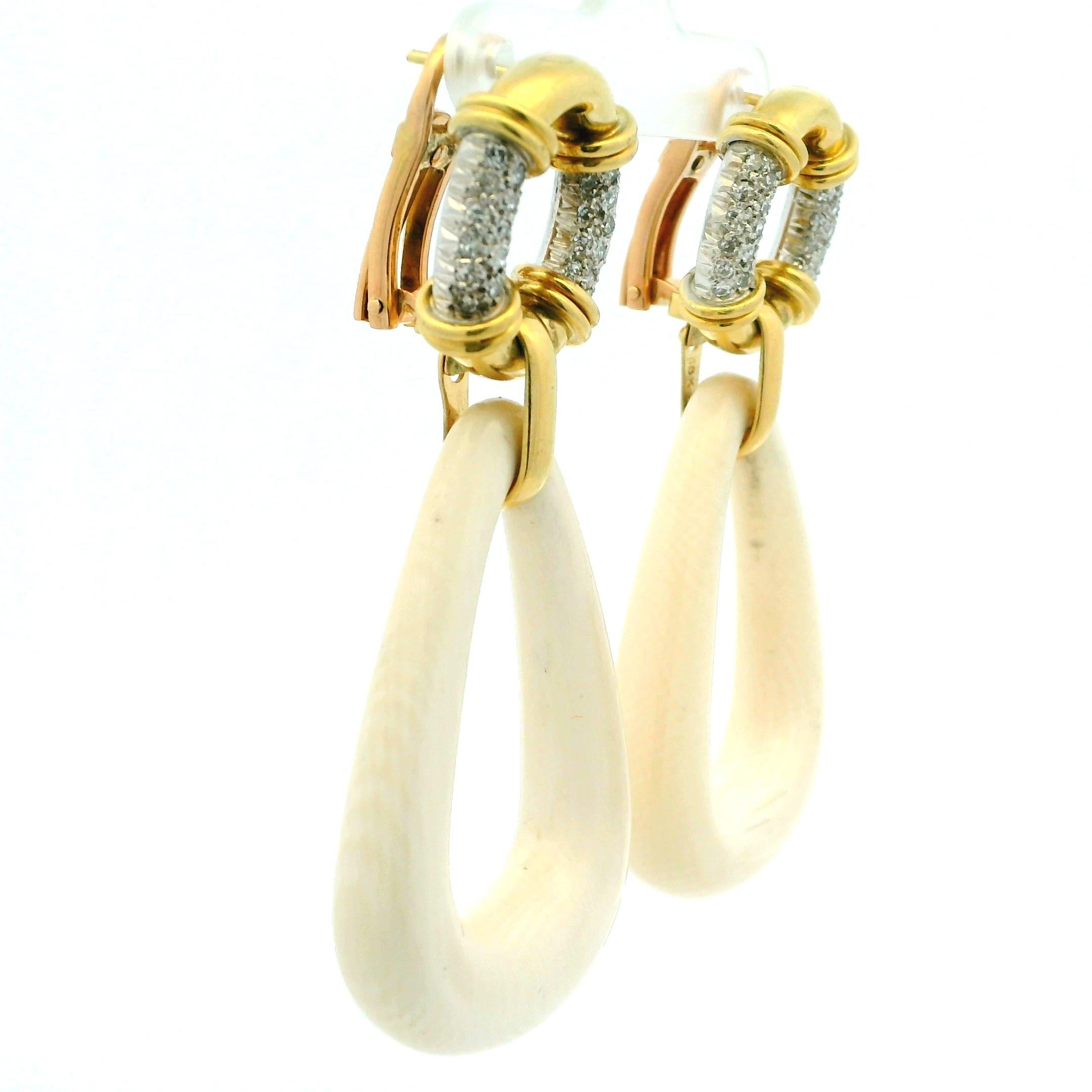 Italienische Cabrio-Ohrringe aus 18K Gold mit Diamanten und geschnitztem Knochen (Rundschliff) im Angebot