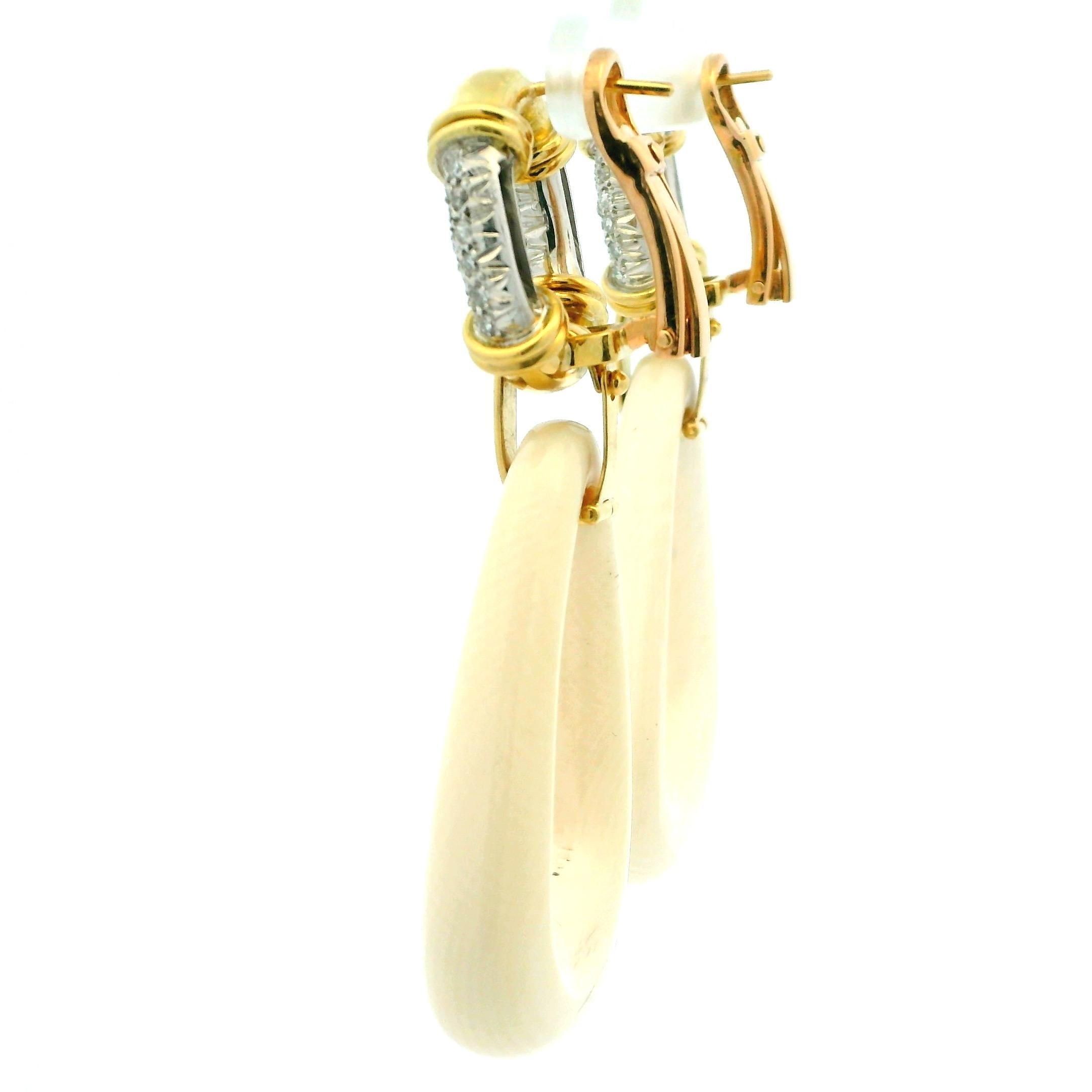 Italienische Cabrio-Ohrringe aus 18K Gold mit Diamanten und geschnitztem Knochen im Angebot 2