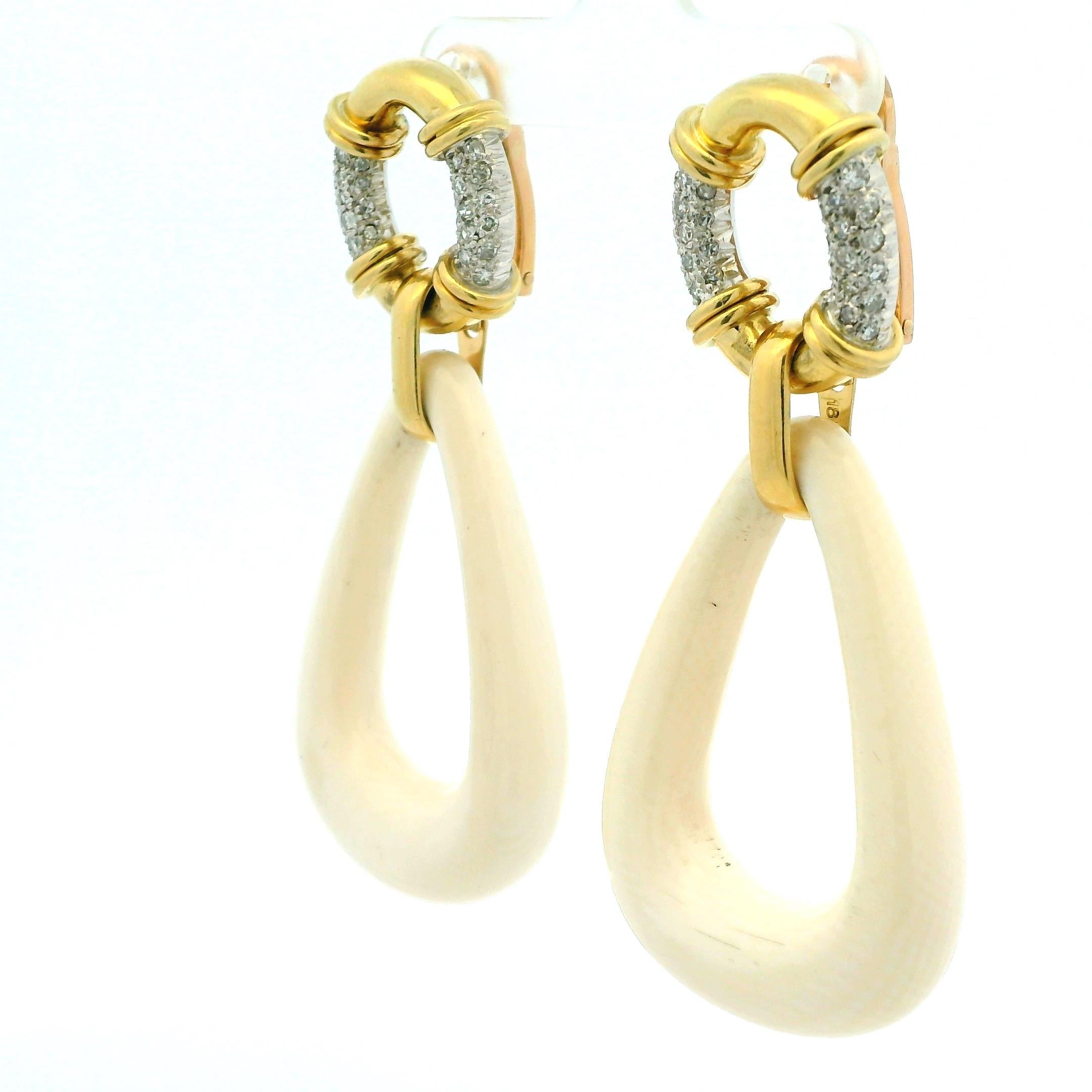 Italienische Cabrio-Ohrringe aus 18K Gold mit Diamanten und geschnitztem Knochen im Angebot 3