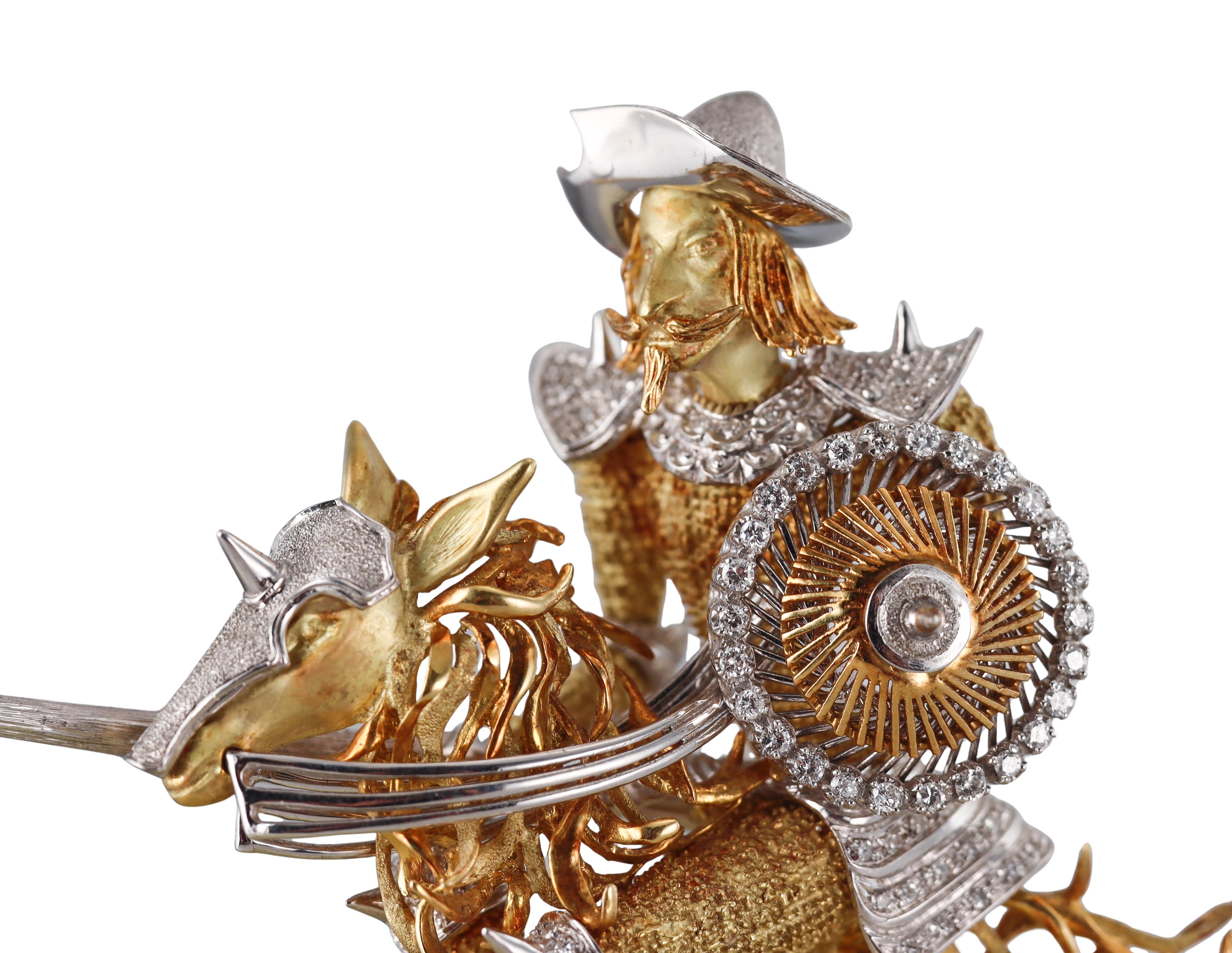 Squisita spilla Don Chisciotte in oro bianco e giallo 18k, con base in agata per essere esposta come statuetta, in scatola originale. La spilla misura 2,75