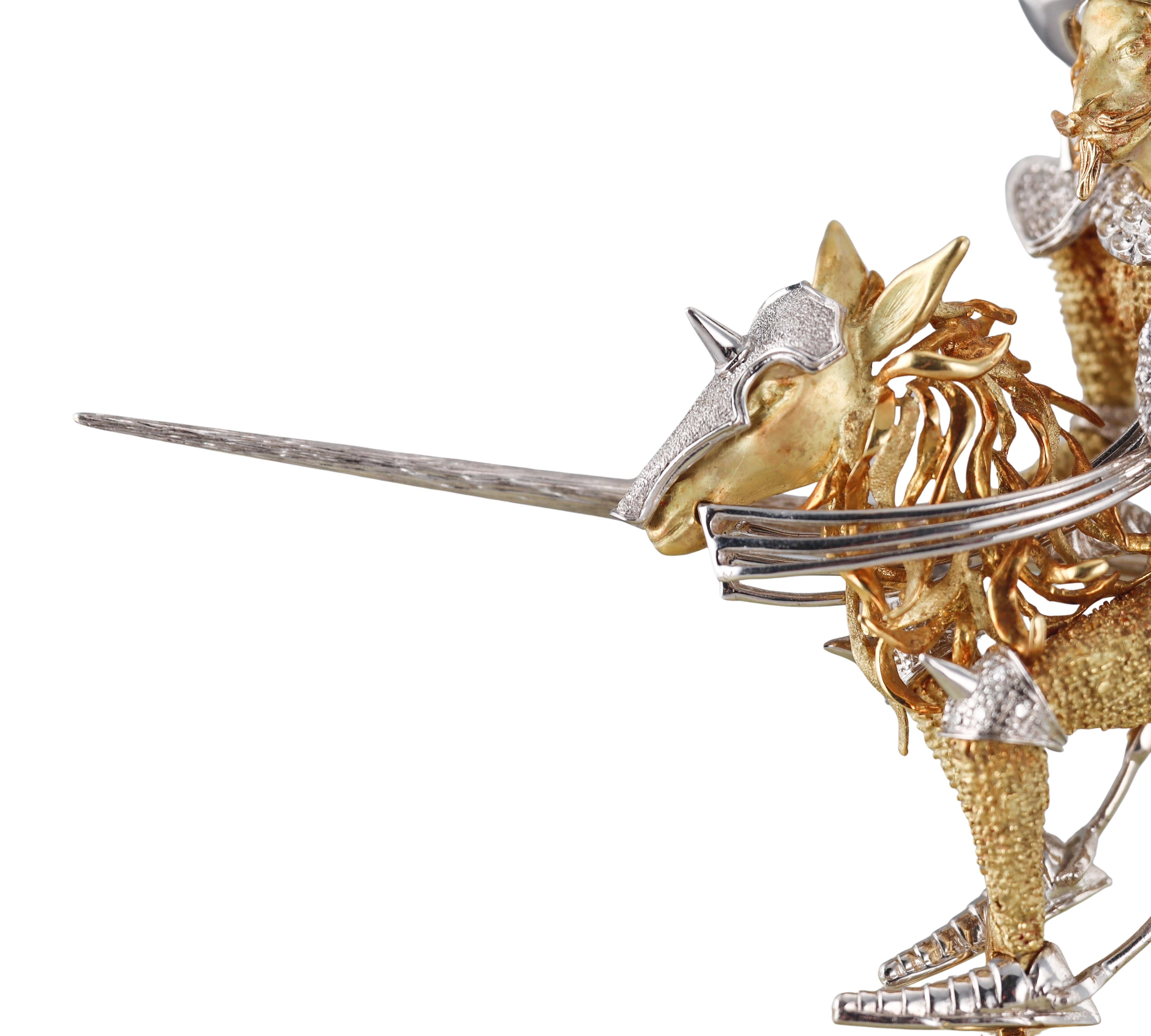 Taglio rotondo Spilla grande in oro 18k con diamante Don Chisciotte e base in agata in vendita