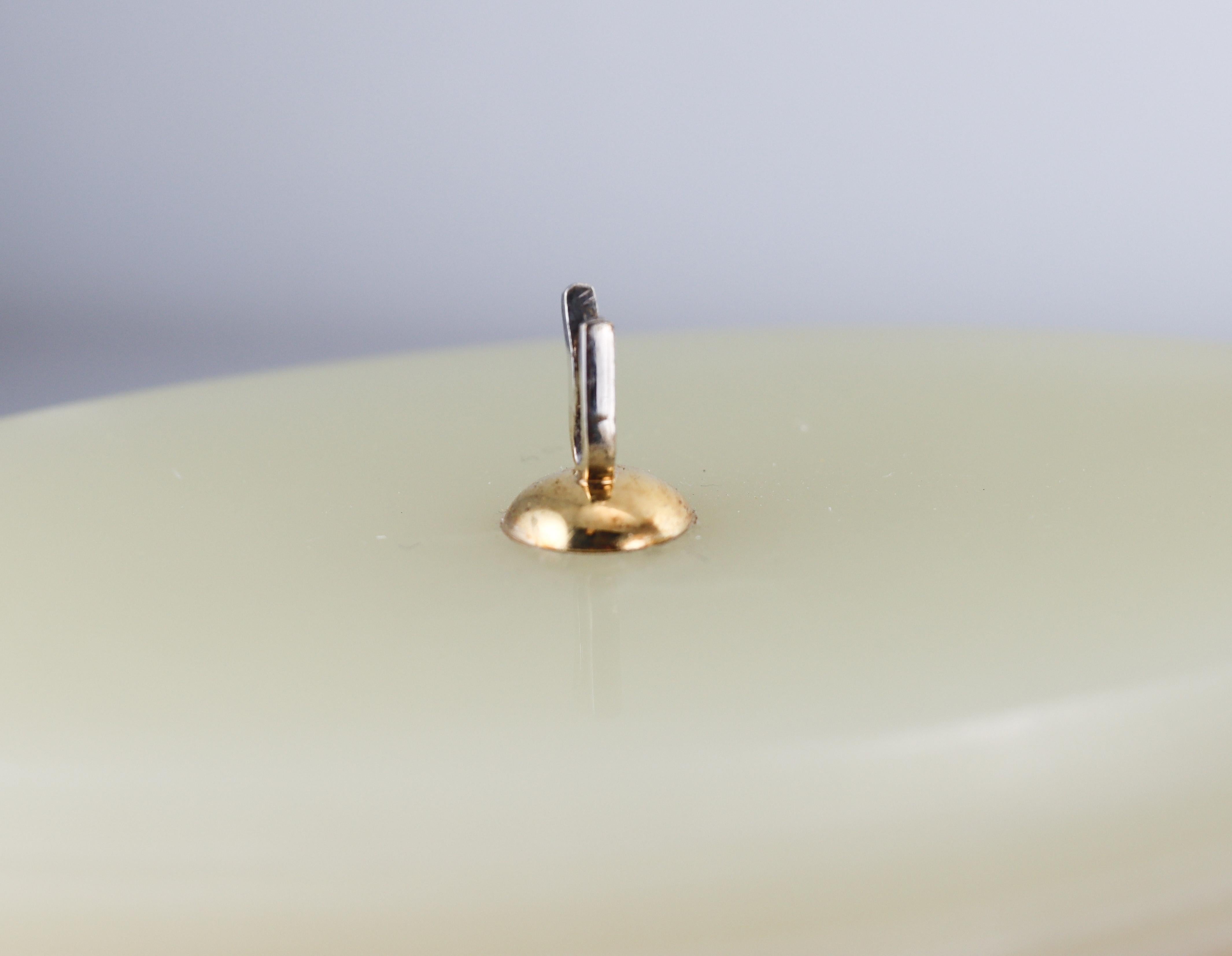 Spilla grande in oro 18k con diamante Don Chisciotte e base in agata in vendita 1