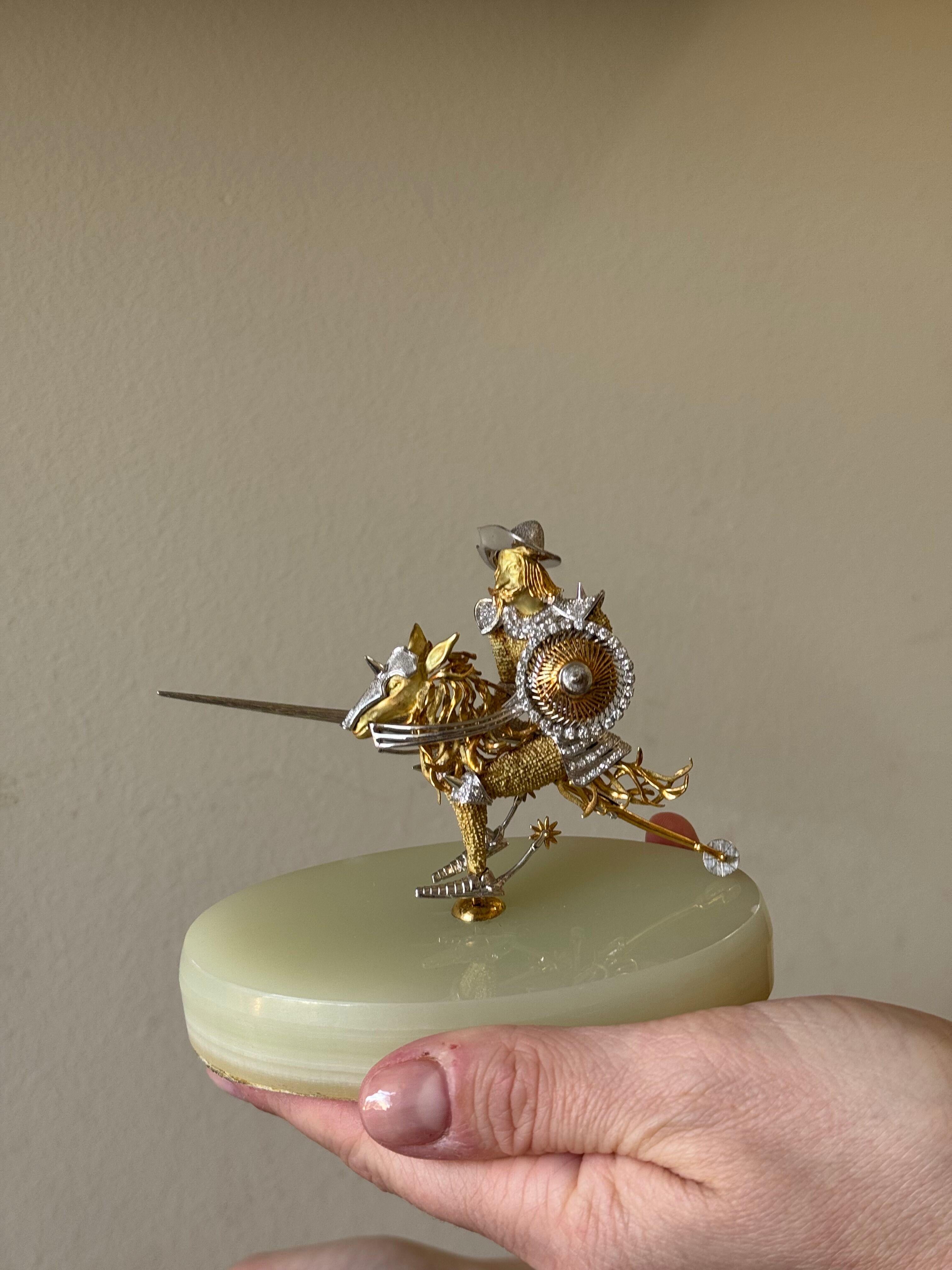 Spilla grande in oro 18k con diamante Don Chisciotte e base in agata in vendita 3