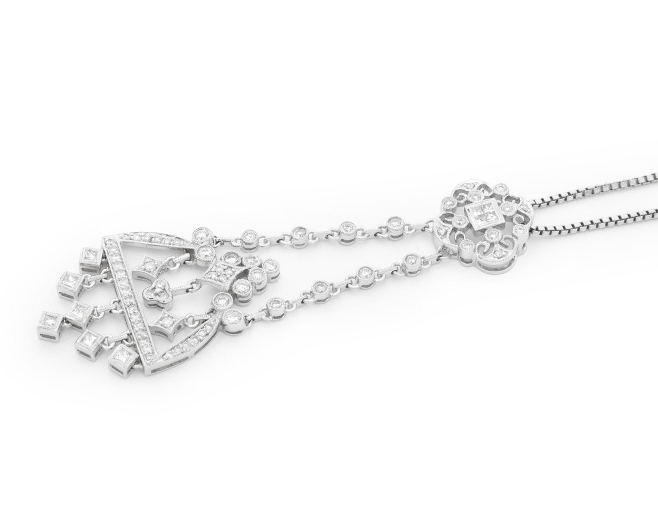 Collana con pendente di diamanti in oro bianco 18 carati, con dieci diamanti taglio princess e sessanta diamanti rotondi taglio brillante, castone e perline incastonate, per un peso totale di circa 0,85 carati, staccabile da una catena a scatola