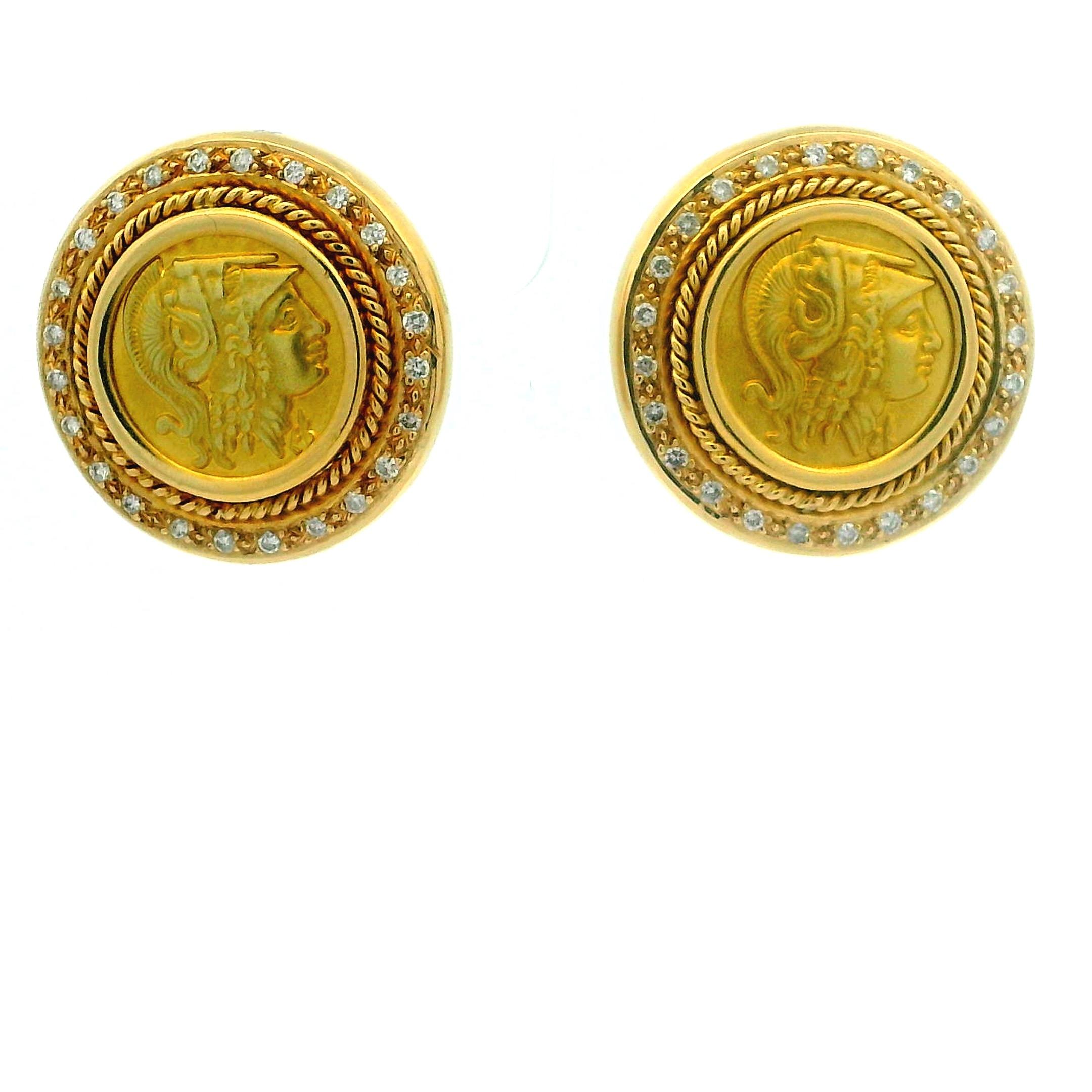 Paire de boucles d'oreilles italiennes vintage en or jaune 18 carats présentant des médaillons aux détails exquis inspirés de la monnaie athénienne antique.
L'avers représente la tête casquée d'Athéna, déesse de la sagesse et protectrice d'Athènes ;