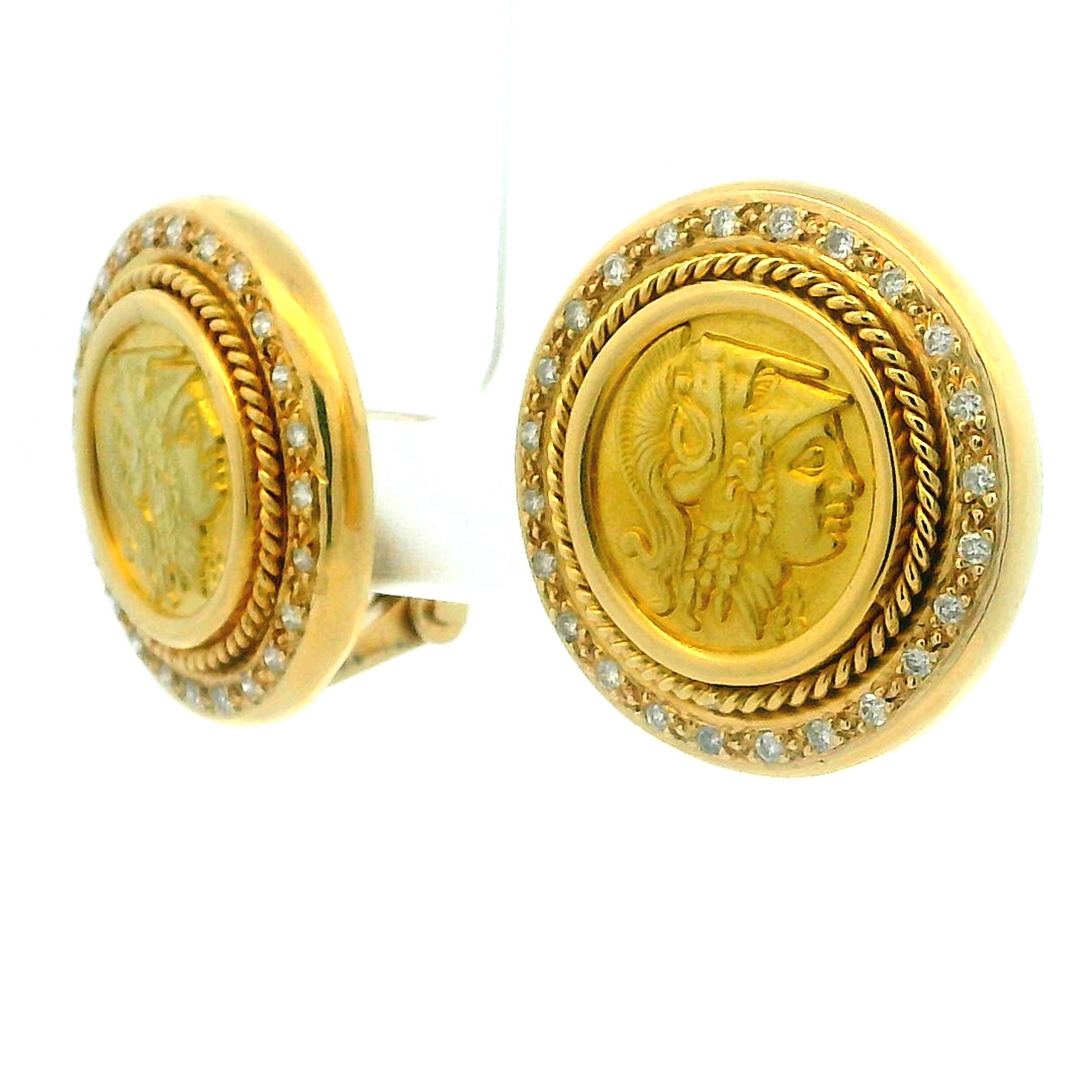 Boucles d'oreilles italiennes en or 18K et diamants avec motif de pièces d'Athéna et de hibou, Circa 1980 en vente 3