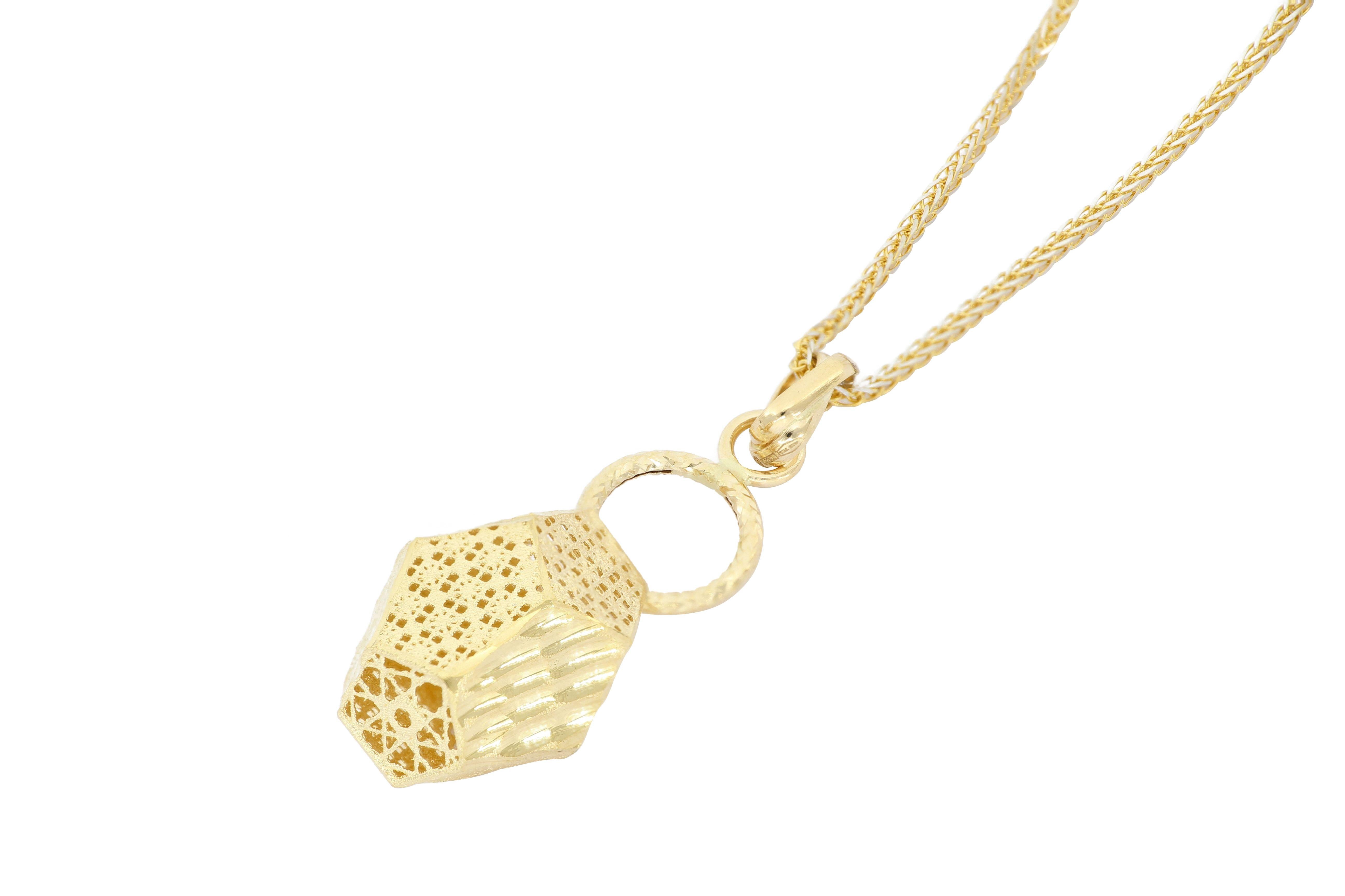 Italian 18K Gold Dodecahedral Pendant Necklace In New Condition For Sale In Macau, MO