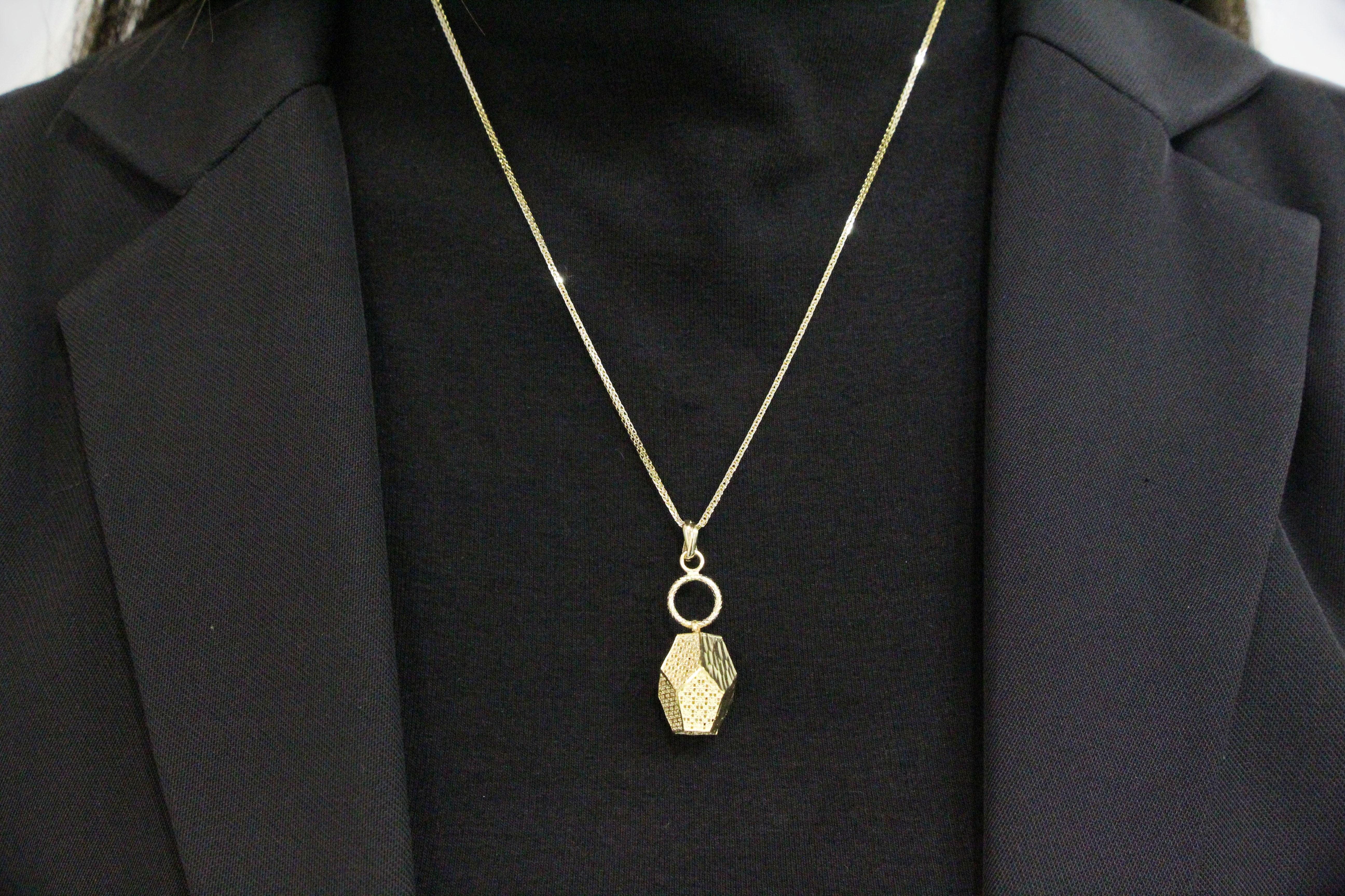Collana con ciondolo dodecaedrico in oro 18 carati in vendita 1