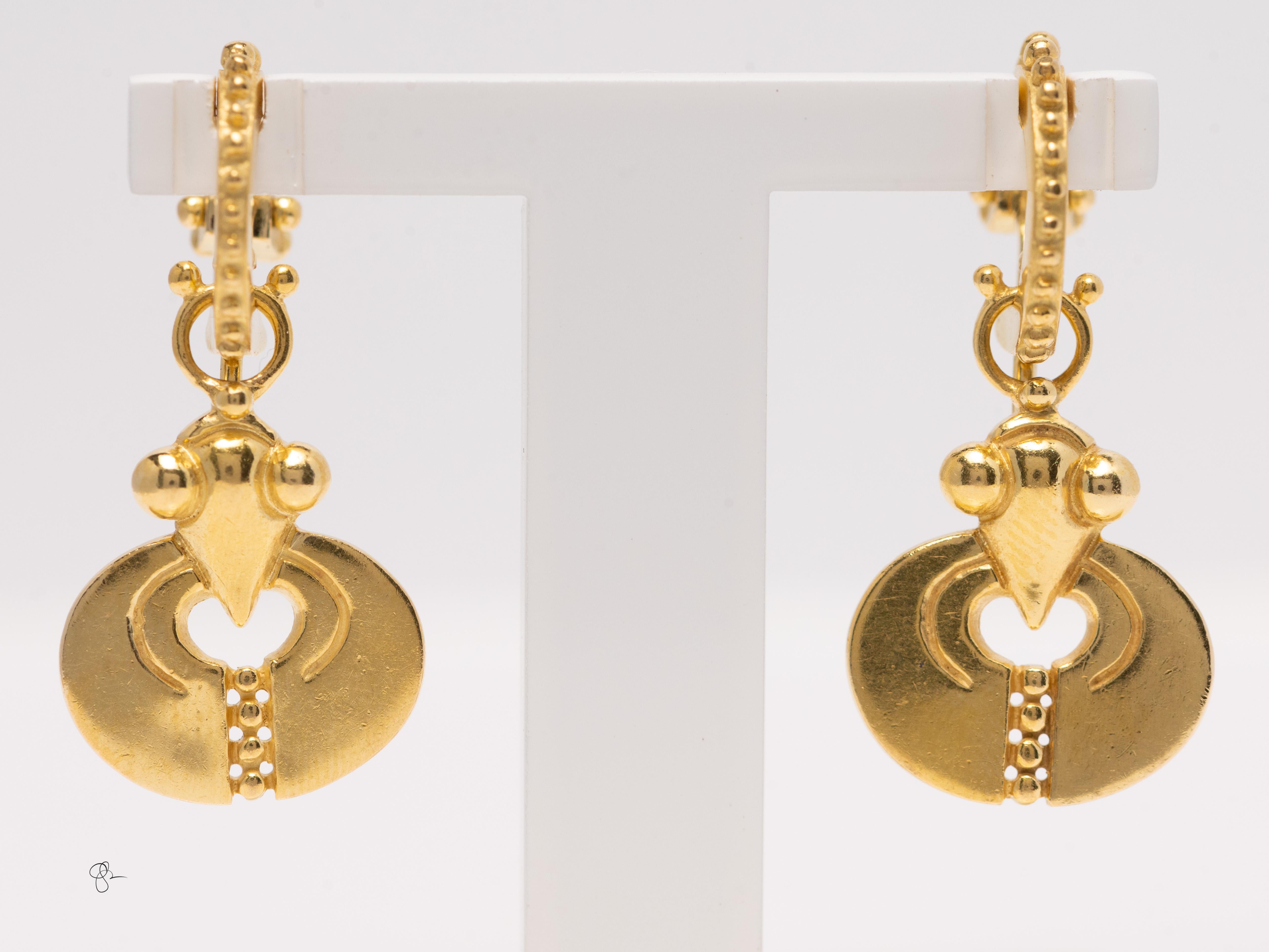 Realizzato in 15,8 grammi di oro giallo 18 carati (timbrato)
Prodotto in Italia da Linas
Eleva la tua collezione di gioielli con questi splendidi orecchini a goccia in oro italiano 18 carati, sapientemente realizzati a mano e importati dall'Italia.