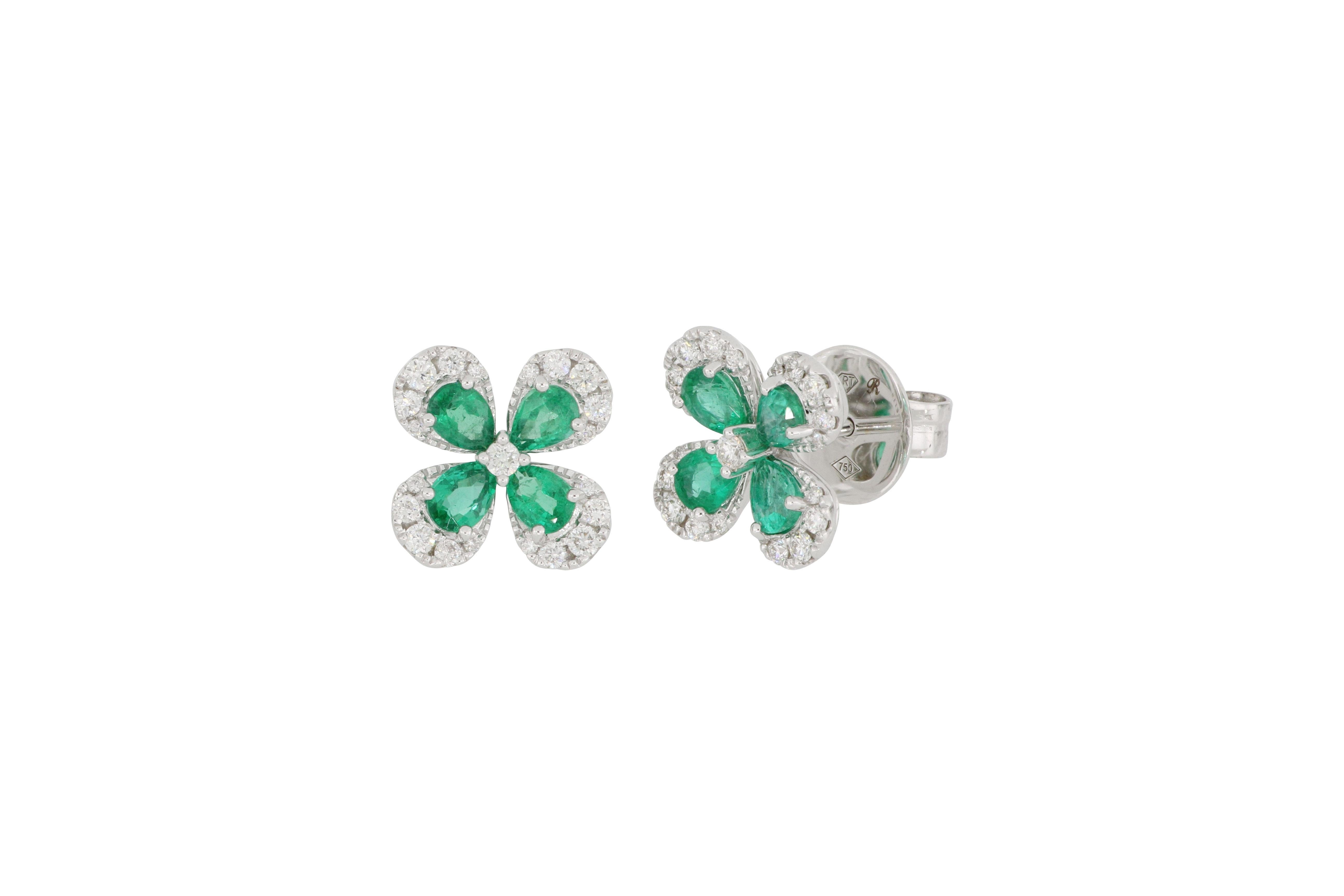 Dieses Paar stilvoller Ohrringe in Form eines vierblättrigen Kleeblatts, schlicht und stilvoll, besetzt mit einem natürlichen Smaragd im Birnenschliff mit schöner grüner Farbe von insgesamt 1,19 Karat, verziert mit Diamanten im Brillantschliff von