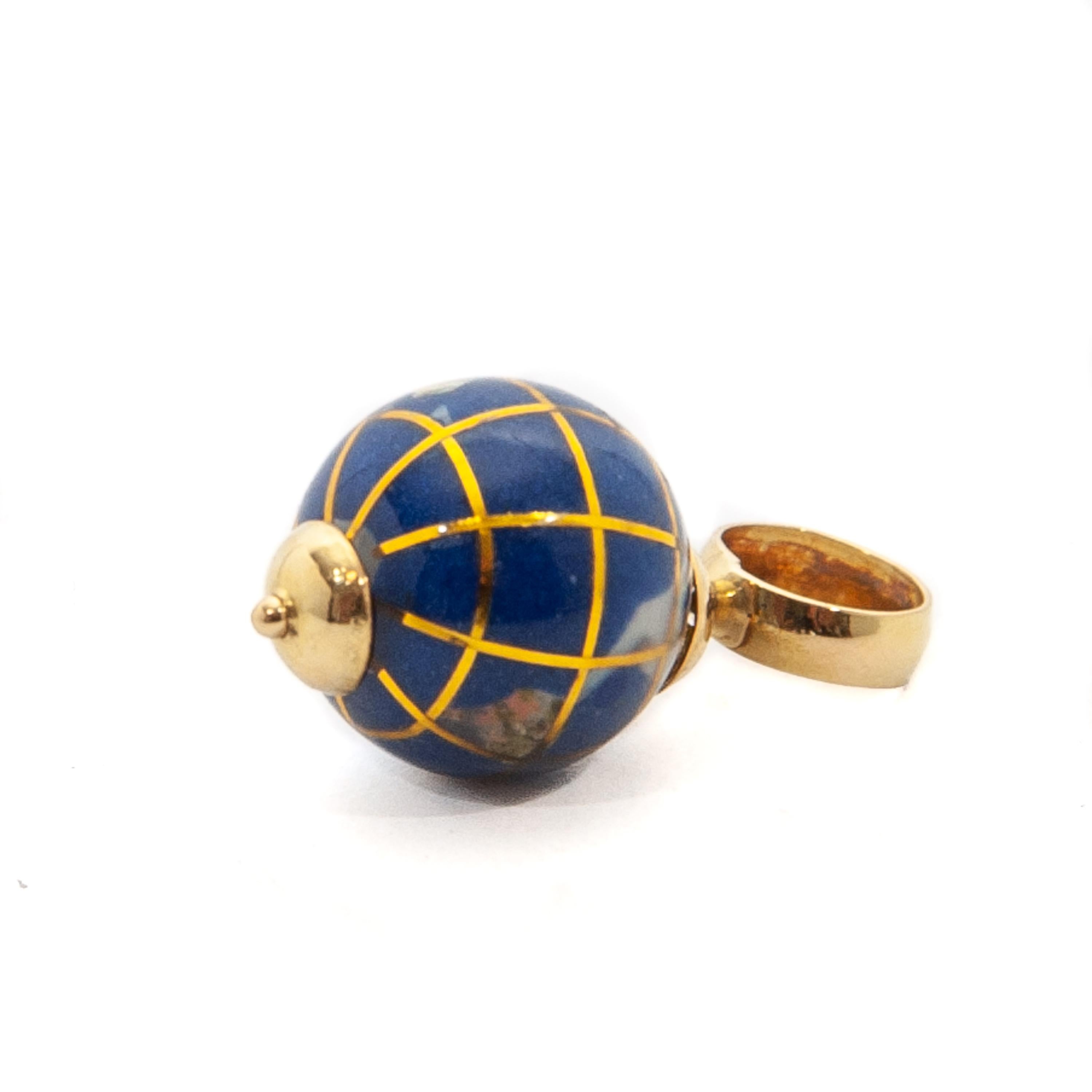  18K Gold Globe Enameled Charm Pendant  In Good Condition In Rotterdam, NL