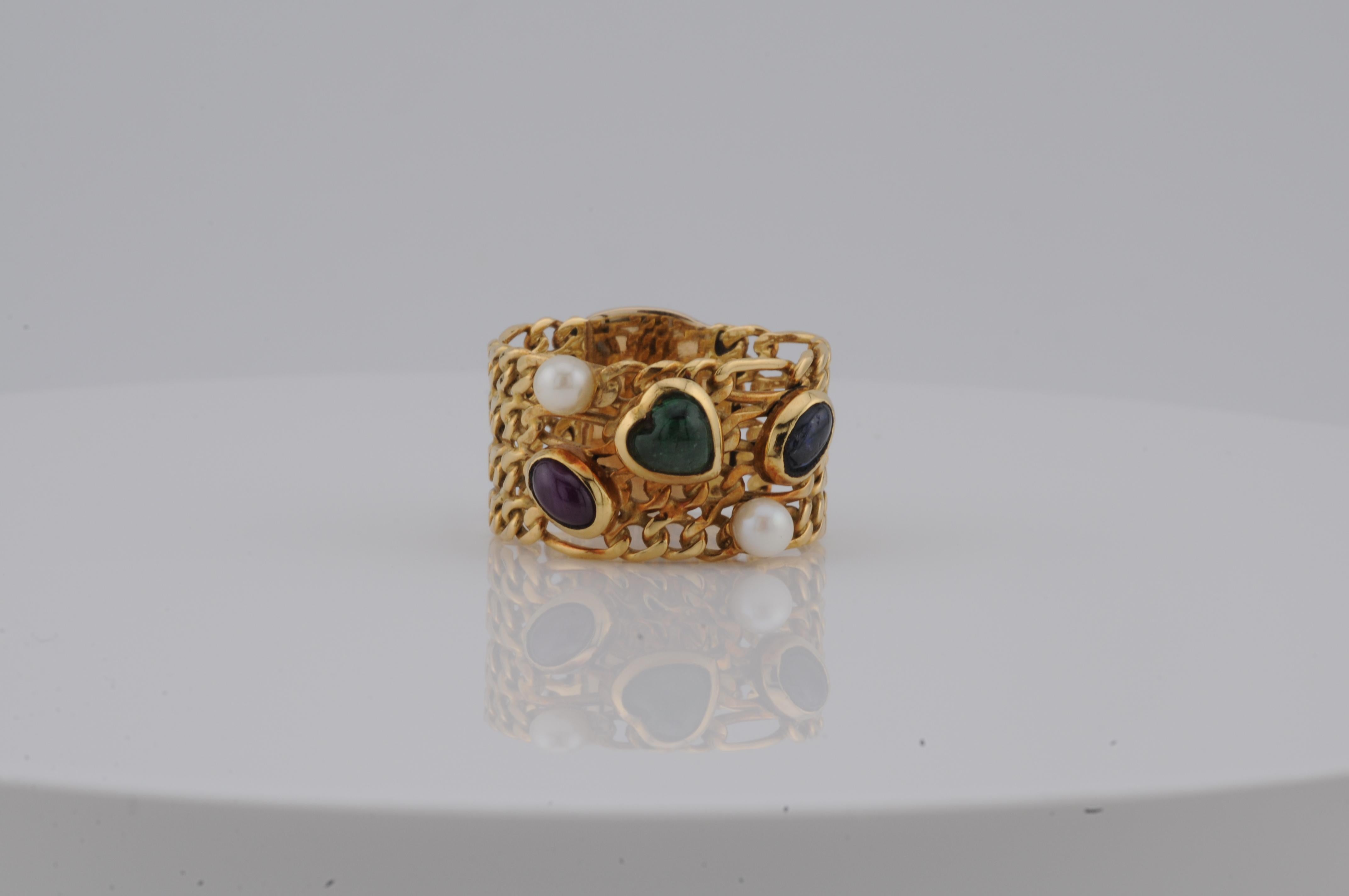 Bague italienne unique en style chaîne Figaro, réalisée en or jaune 750 (18k). Sertie de rubis, de saphirs, d'émeraudes et d'une petite perle - disposés de manière réfléchie dans un design détaillé et expressif. Poids : environ 6,9 g. Une pièce