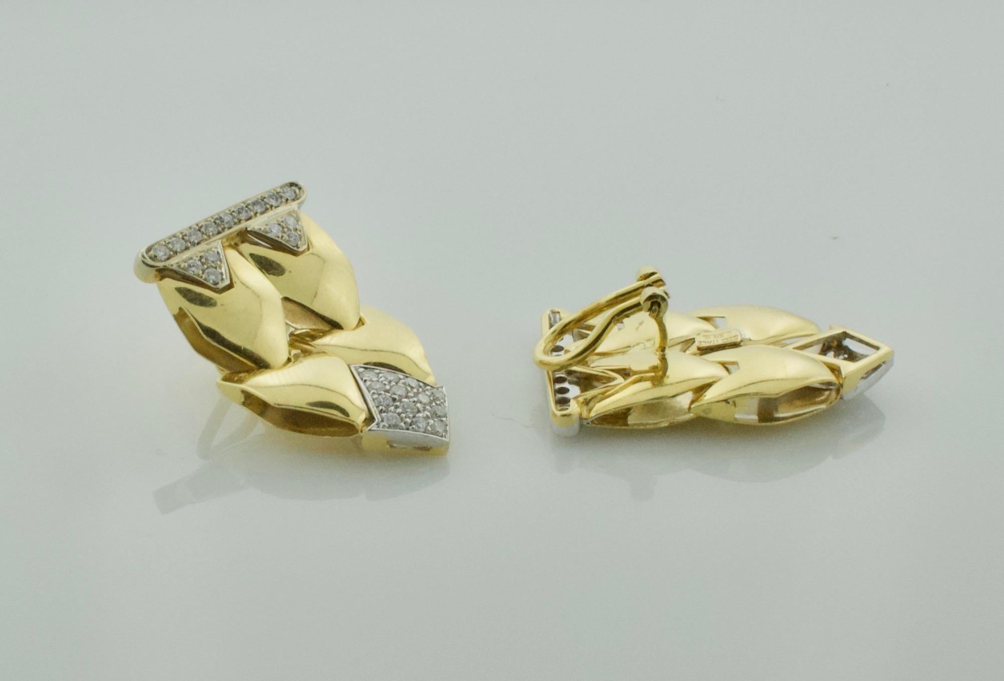 Italian 18k Gold Flexible Diamond Earrings – 1.00 Carat Total

These exquisite Italian earrings combine timeless elegance with exceptional craftsmanship. Made from 18k yellow gold, the flexible design showcases a sophisticated look, ideal for any