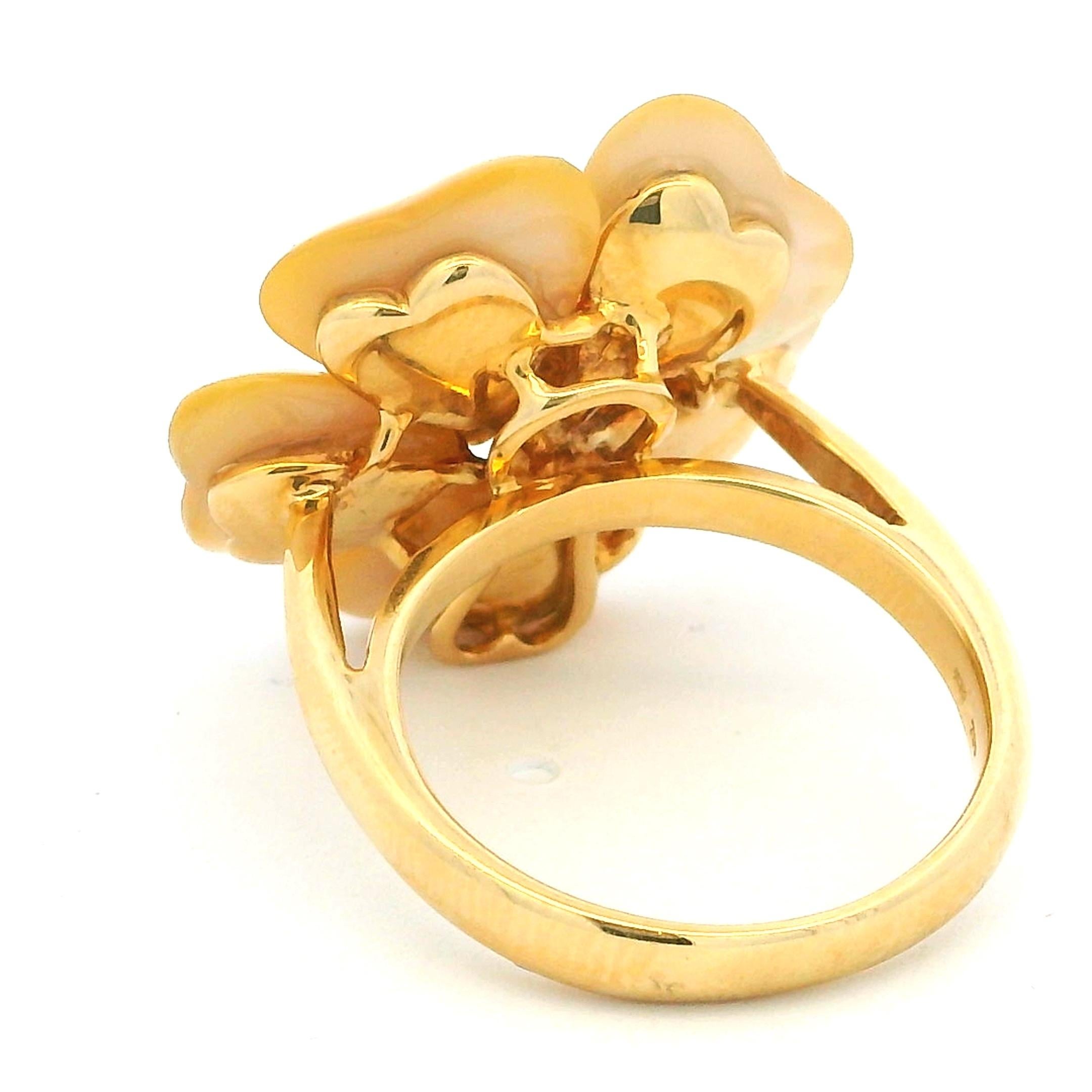 Italienischer Blumenring aus 18 Karat Gold mit Perlmuttblüten und Diamantbesatz im Angebot 4