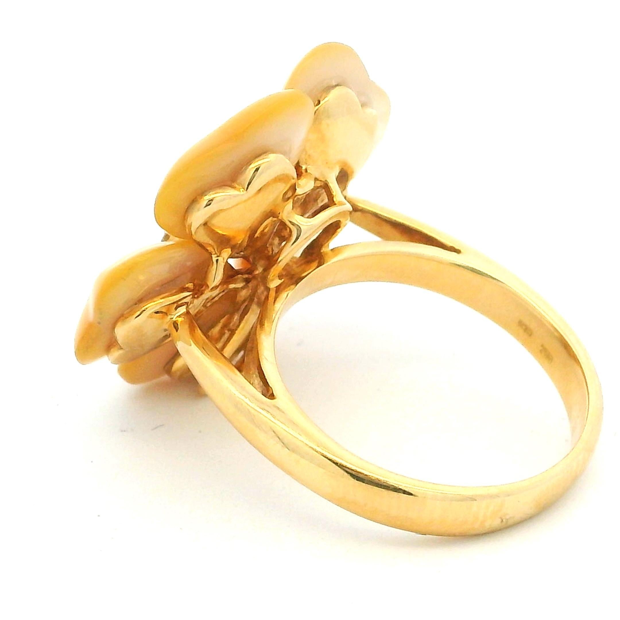 Italienischer Blumenring aus 18 Karat Gold mit Perlmuttblüten und Diamantbesatz im Angebot 5