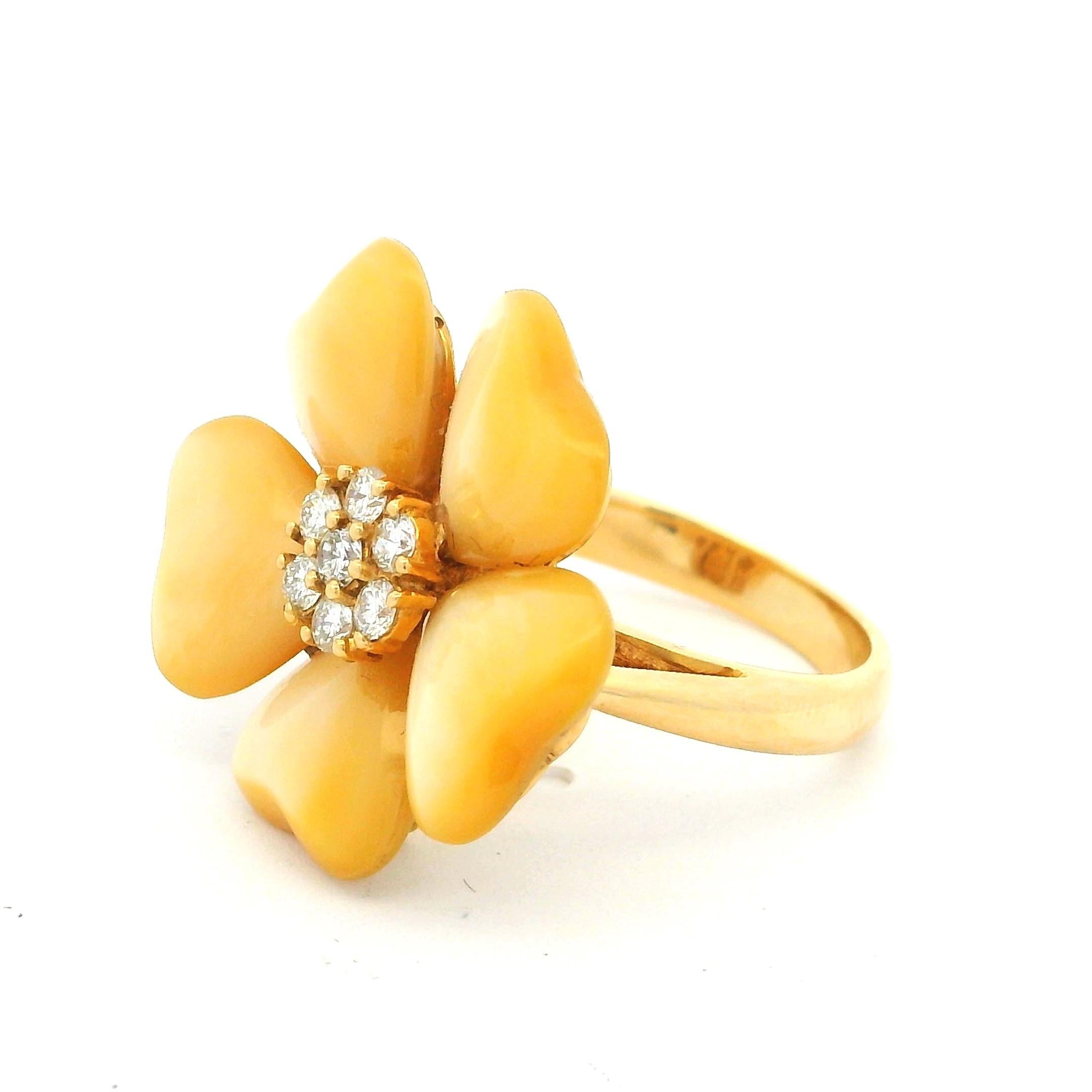 Italienischer Blumenring aus 18 Karat Gold mit Perlmuttblüten und Diamantbesatz im Angebot 7
