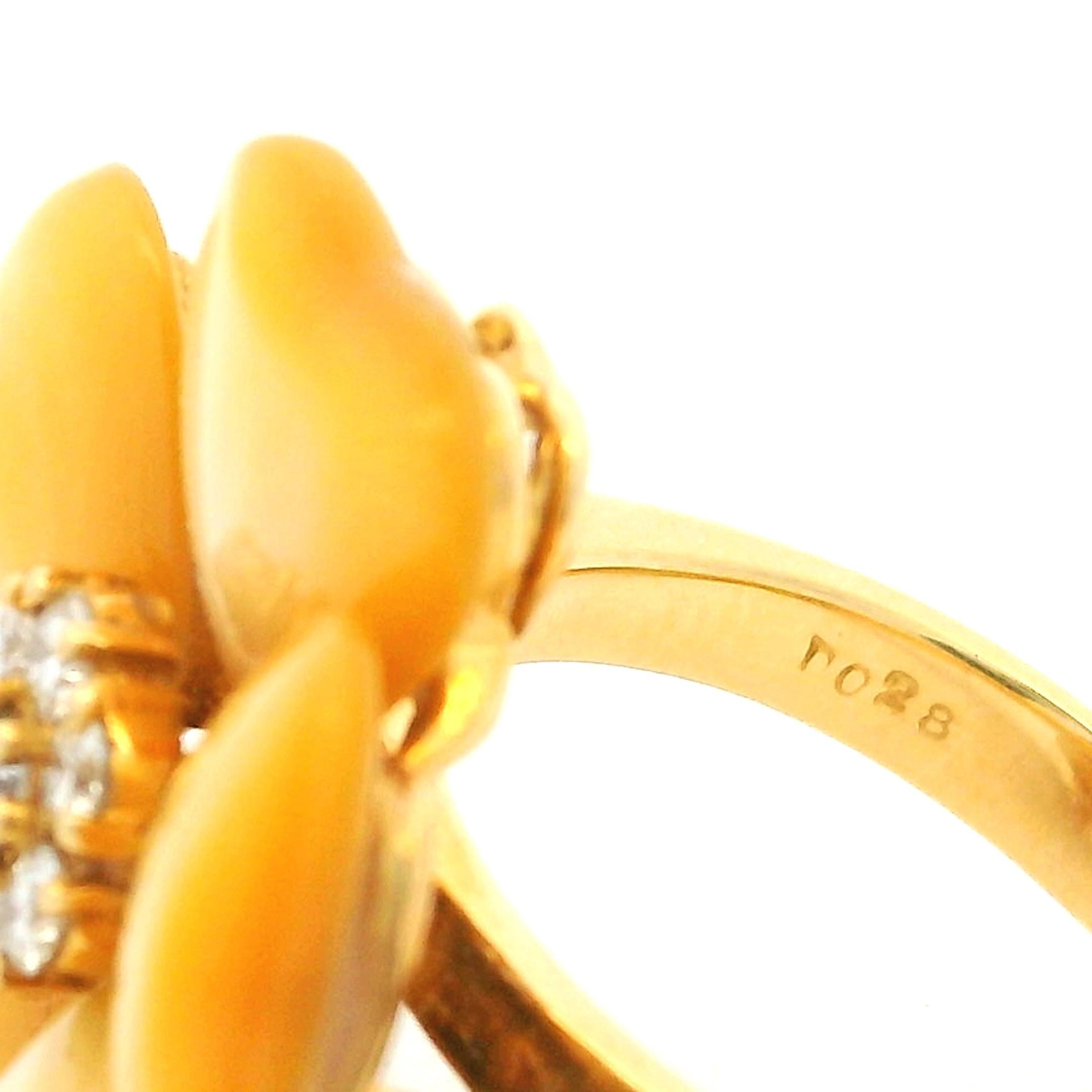 Italienischer Blumenring aus 18 Karat Gold mit Perlmuttblüten und Diamantbesatz im Angebot 8