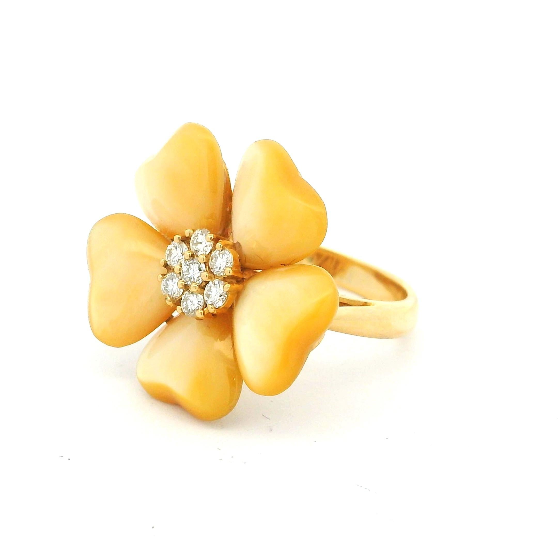 Ein raffinierter italienischer Blumenring aus dem späten 20. Jahrhundert (1980er-1990er Jahre), der wunderschön aus 18 Karat Gelbgold gefertigt ist. Die Blüte ist mit leuchtenden Perlmuttblättern gestaltet, deren sanftes Schillern mit natürlicher