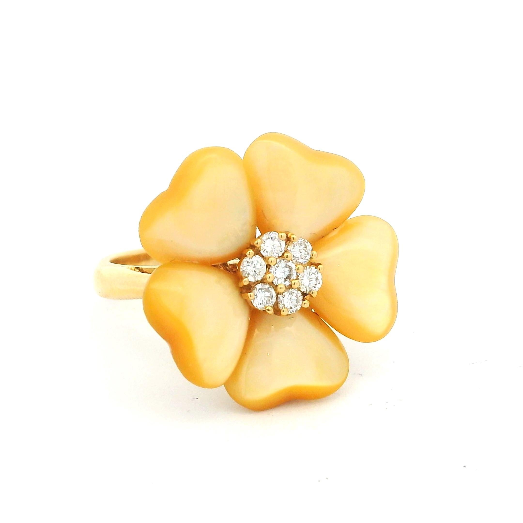 Italienischer Blumenring aus 18 Karat Gold mit Perlmuttblüten und Diamantbesatz (Modernistisch) im Angebot