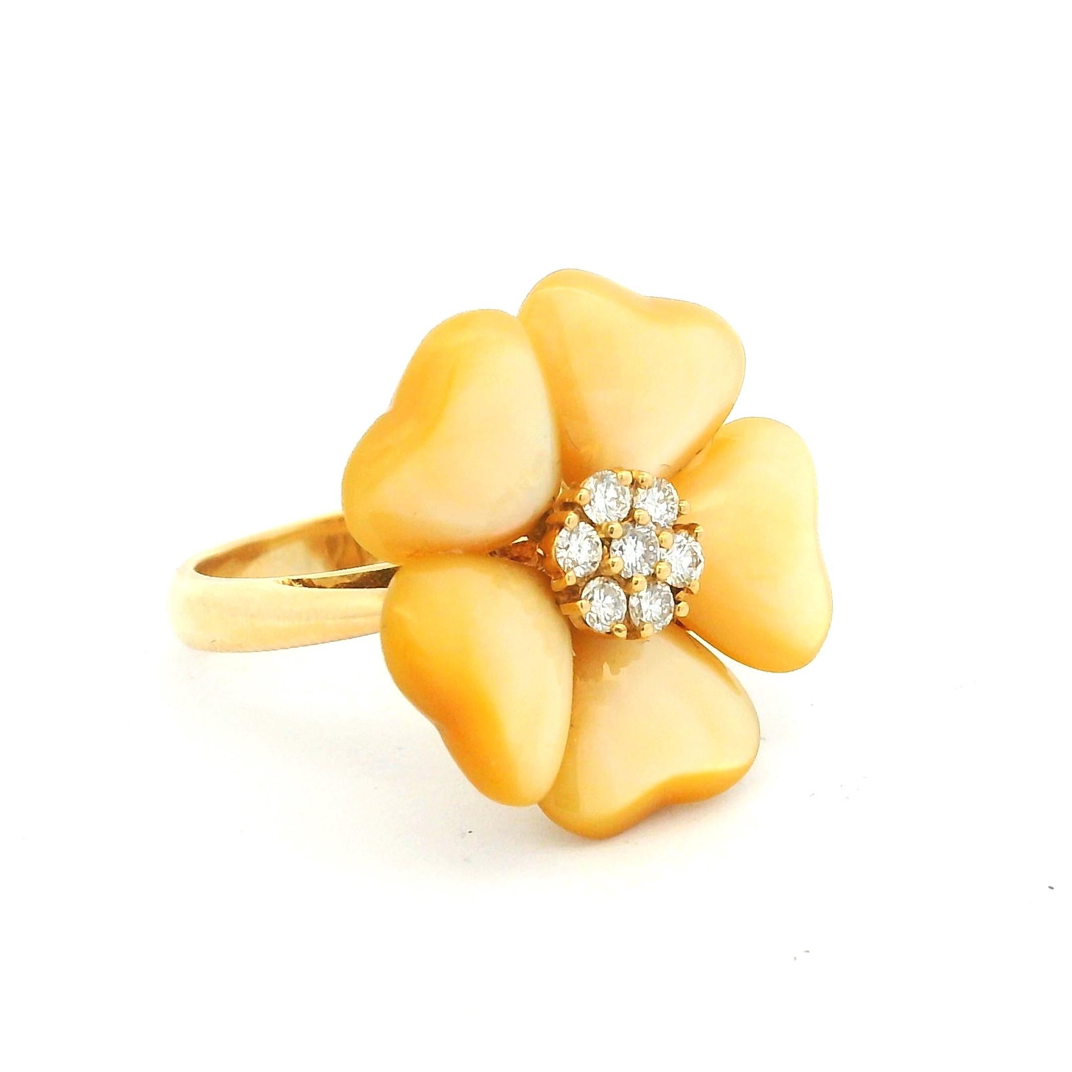 Italienischer Blumenring aus 18 Karat Gold mit Perlmuttblüten und Diamantbesatz (Rundschliff) im Angebot