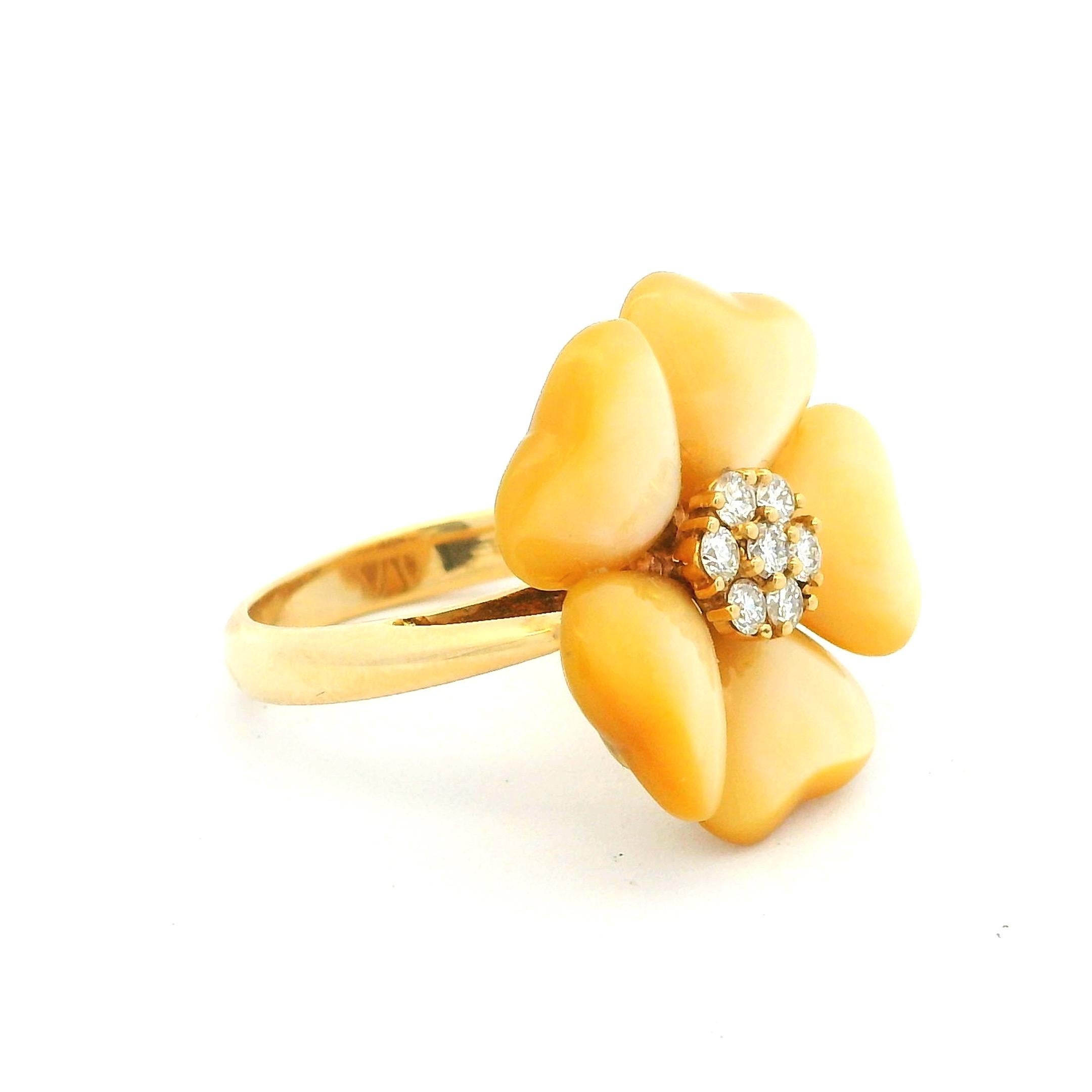 Italienischer Blumenring aus 18 Karat Gold mit Perlmuttblüten und Diamantbesatz im Zustand „Hervorragend“ im Angebot in Miami, FL