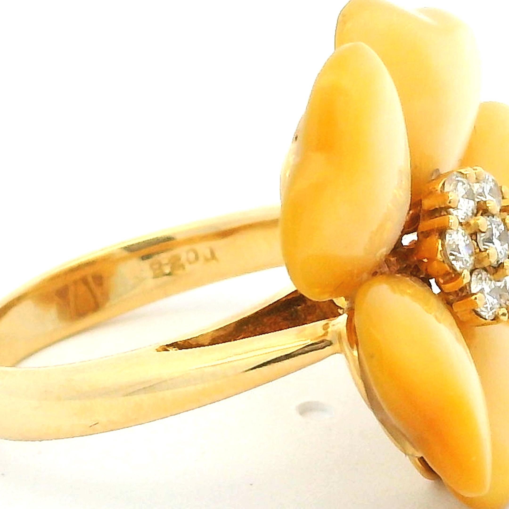 Italienischer Blumenring aus 18 Karat Gold mit Perlmuttblüten und Diamantbesatz Damen im Angebot