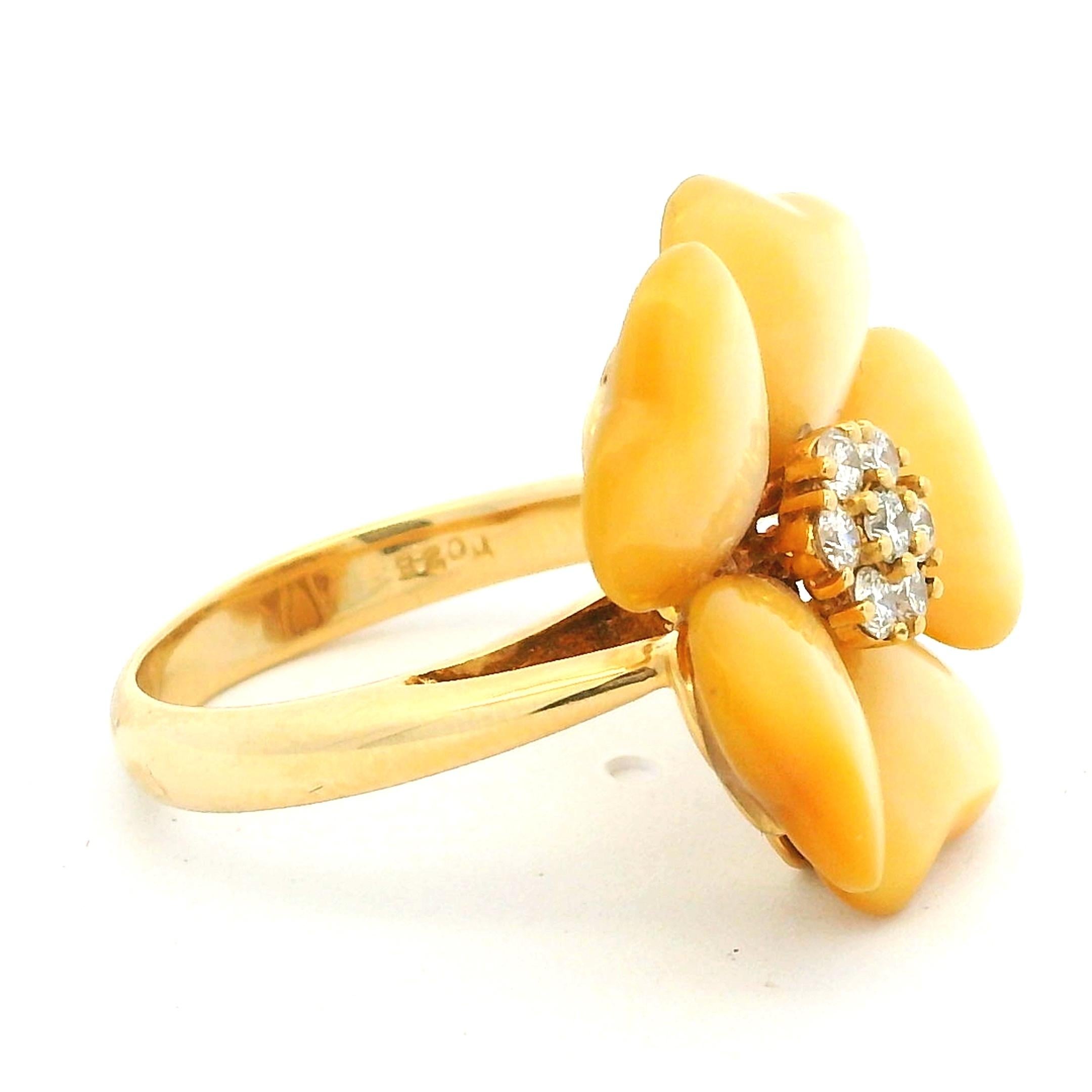 Italienischer Blumenring aus 18 Karat Gold mit Perlmuttblüten und Diamantbesatz im Angebot 1