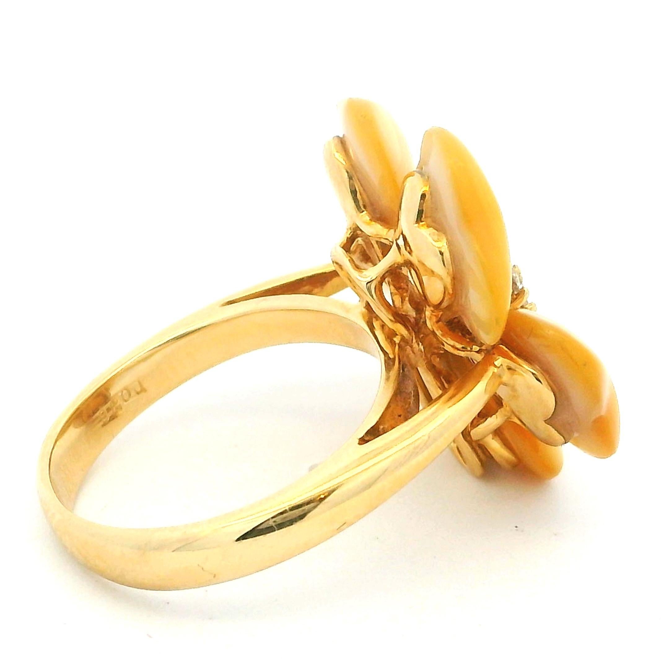 Italienischer Blumenring aus 18 Karat Gold mit Perlmuttblüten und Diamantbesatz im Angebot 2