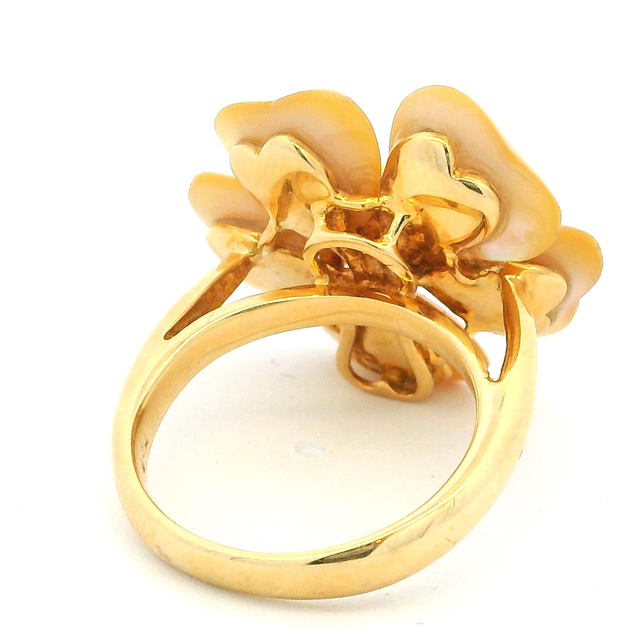 Italienischer Blumenring aus 18 Karat Gold mit Perlmuttblüten und Diamantbesatz im Angebot 3