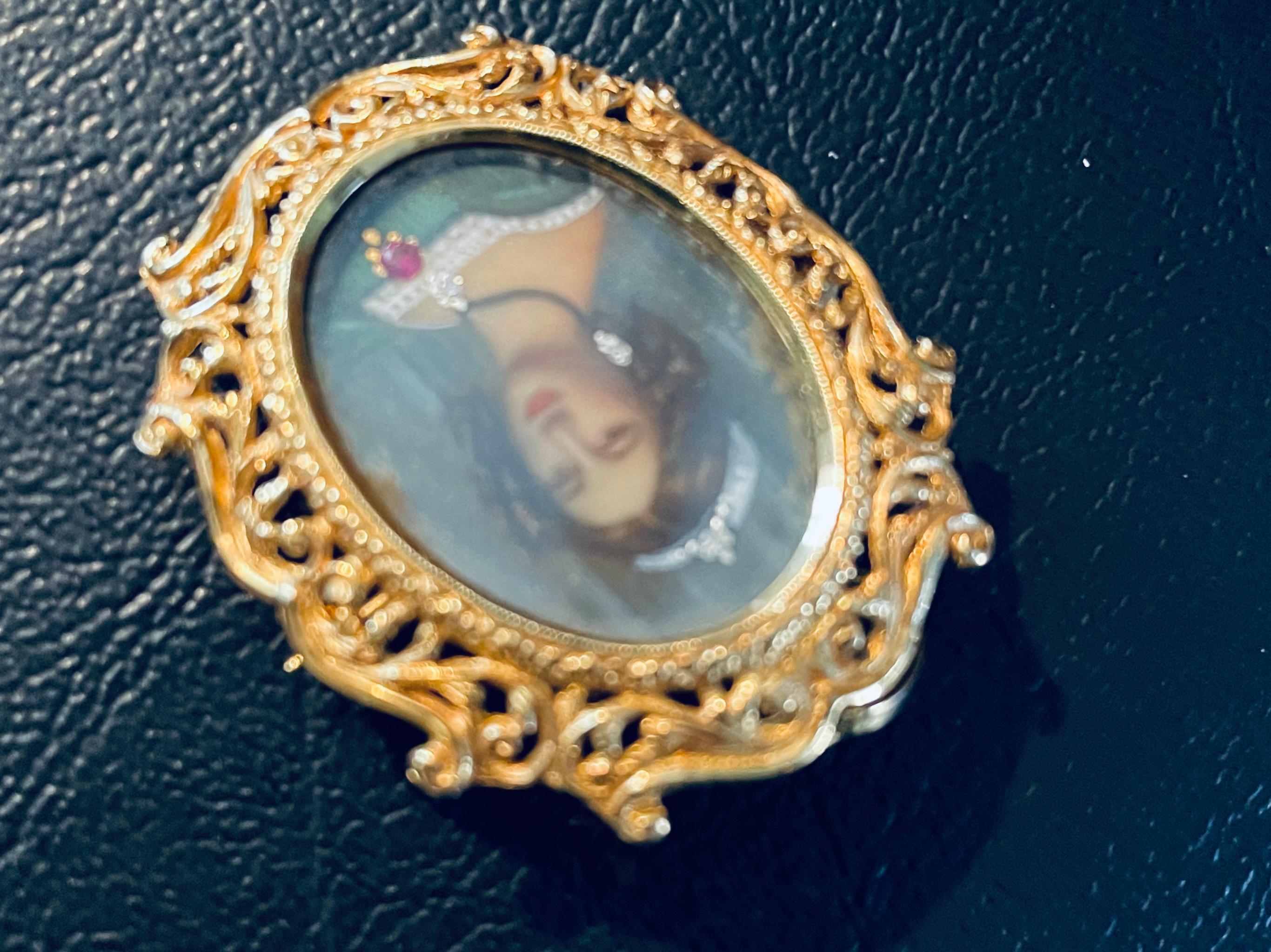 Italian 18K Gold Hand Painted Miniature Lady Portrait Brooch/Pendant  In Good Condition For Sale In Guaynabo, PR