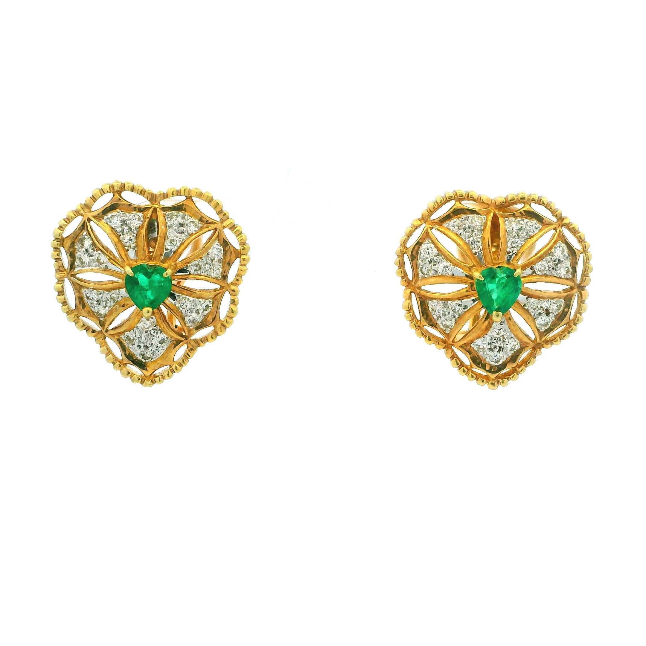 Un romantico paio di orecchini italiani a forma di cuore, squisitamente realizzati in oro giallo 18 carati e con smeraldi brillanti a forma di cuore per un totale di 0,90 carati. Gli smeraldi verdi dai colori intensi si trovano al centro di un