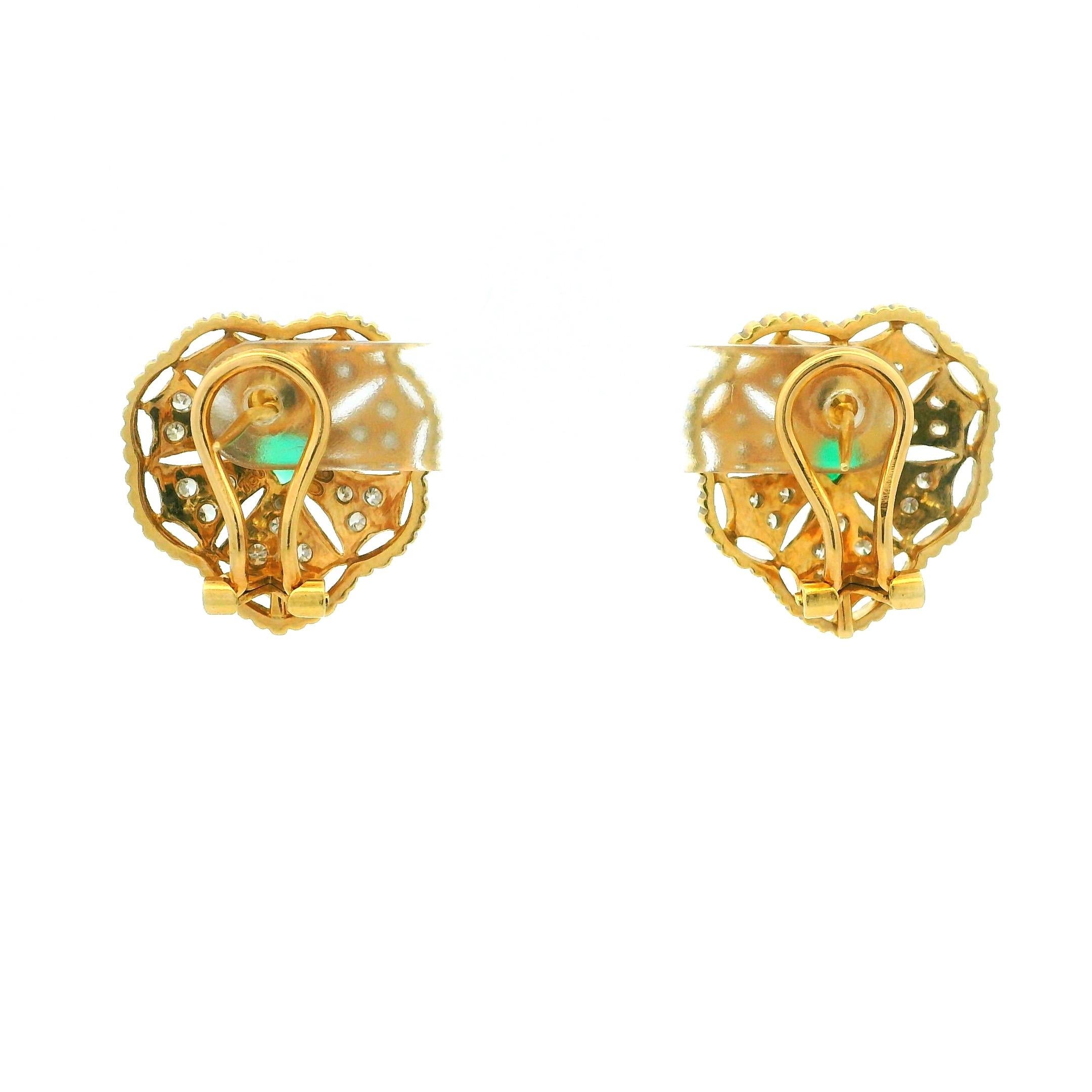 Orecchini a cuore in oro 18 carati con smeraldo e diamante, smeraldi da 0,90 carati, firmati In condizioni ottime in vendita a Miami, FL