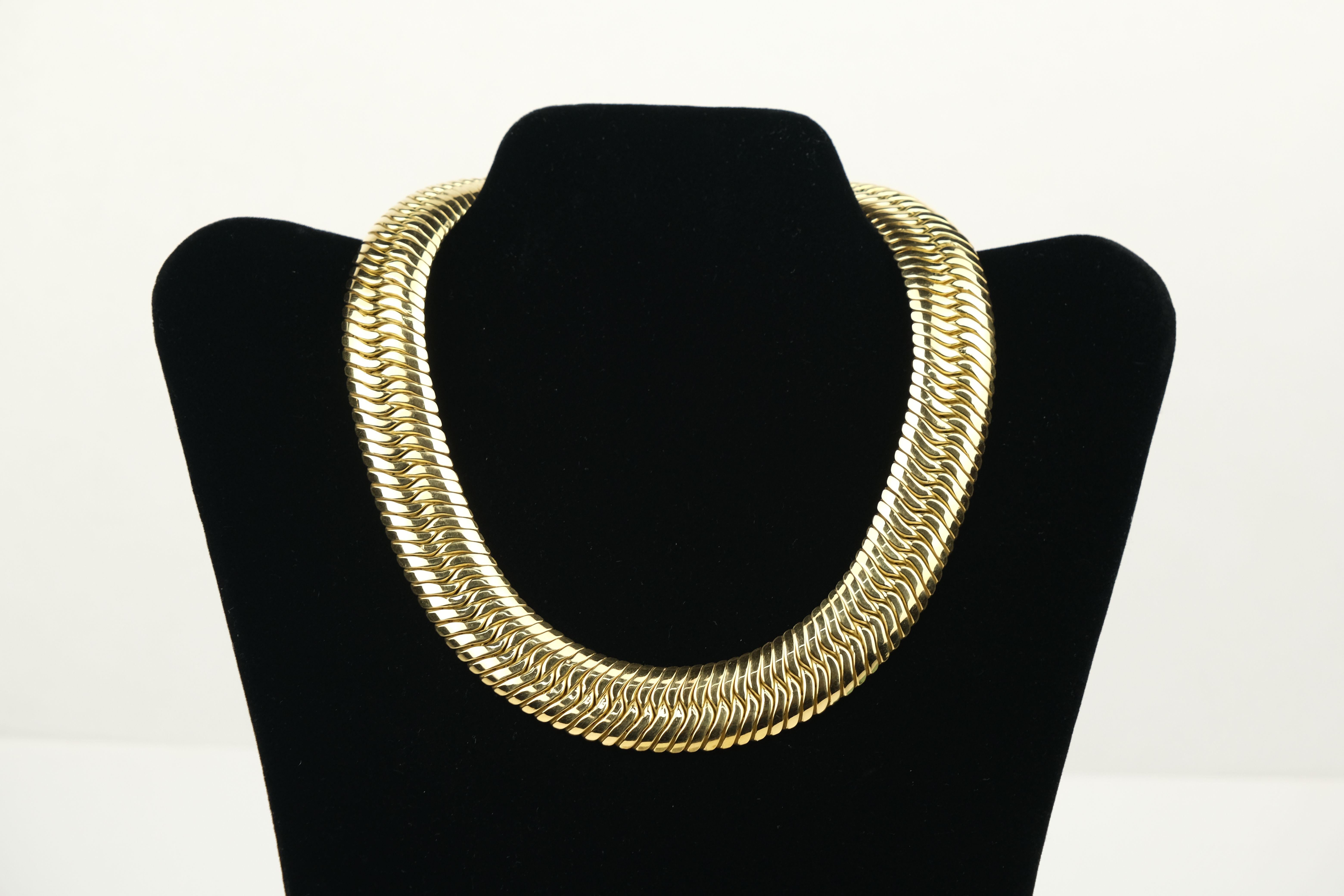 Style: Italian

Materials: 18K Gold

Chain Type: Herringbone

Necklace length: 17.00