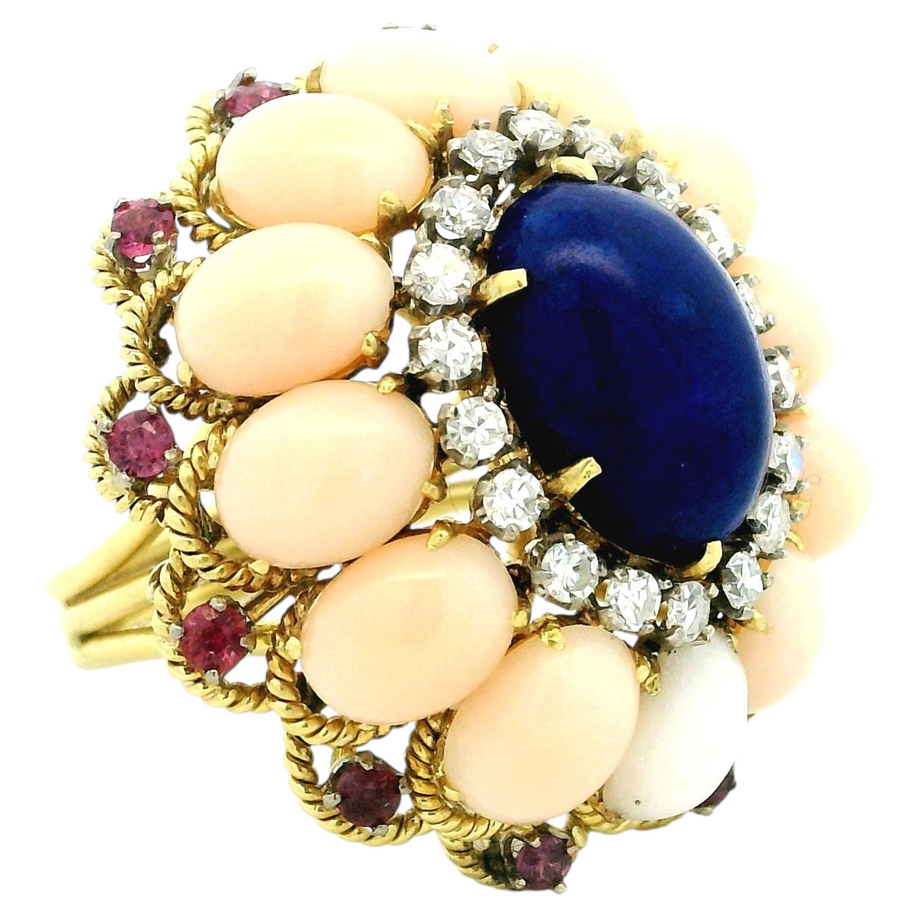 Anello da cocktail italiano in oro 18 carati con lapislazzuli, corallo, rubini e diamanti in vendita