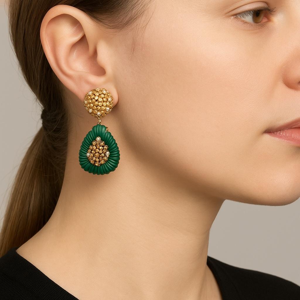 Diese atemberaubenden italienischen Kronleuchter-Ohrringe sind aus 18 Karat Gelbgold gefertigt und verfügen über ein abnehmbares Tropfen-Design für zwei Looks in einem. Die kühnen, tropfenförmigen Malachit-Tropfen sind kunstvoll geriffelt und mit
