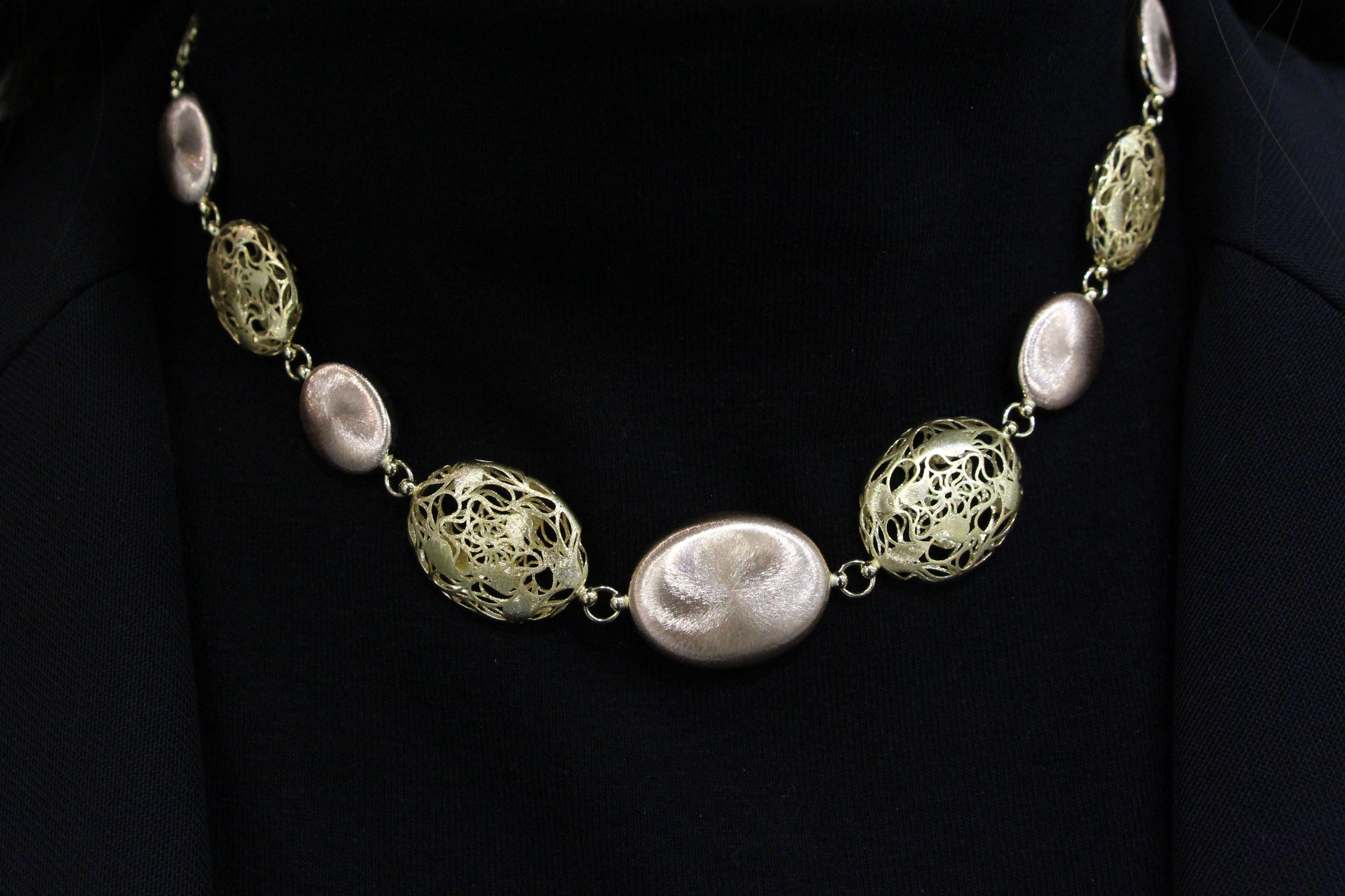Women's Italian 18K Gold Necklace with Superb Crasftsmanship For Sale
